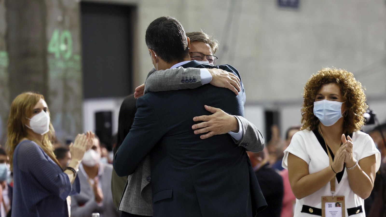 María Eugenia Limón asiste al abrazo entre Ximo Puig y Pedro Sánchez en la primera jornada del Congreso federal.