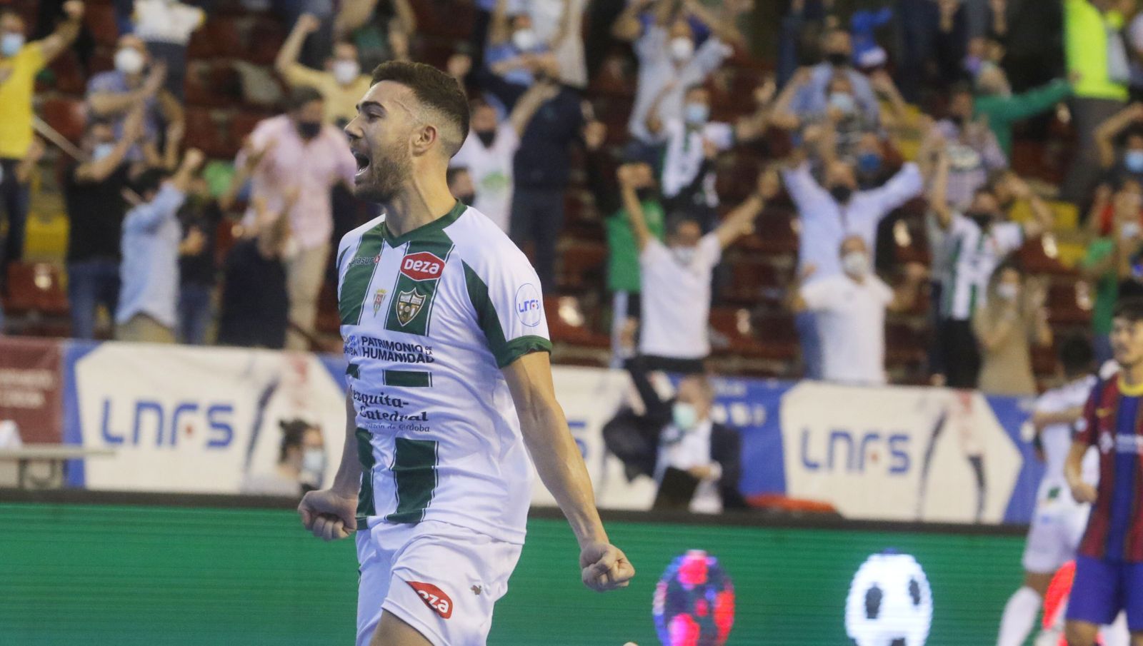 Saura celebra un gol de su equipo en la reciente victoria ante el Barça.