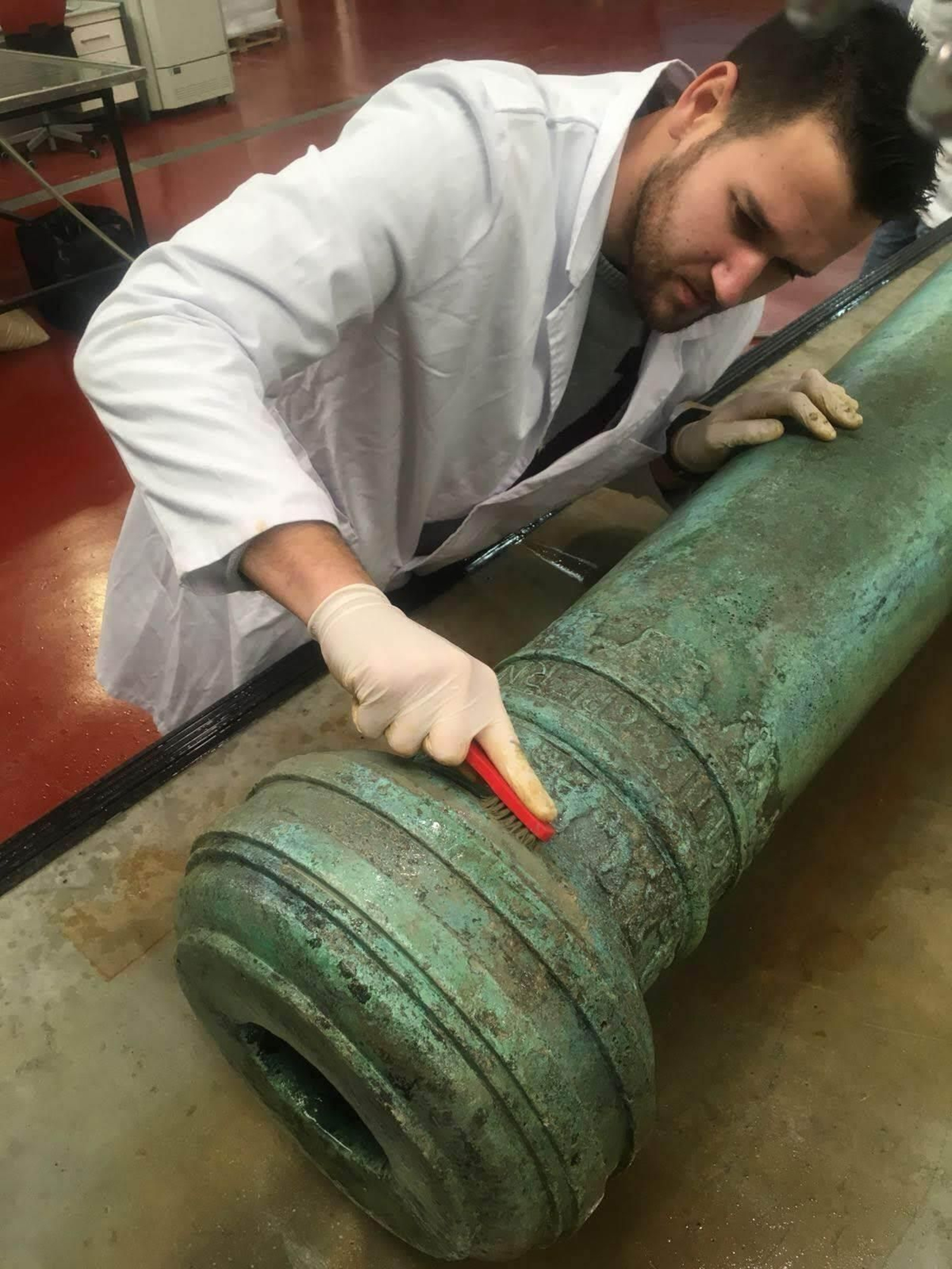 Juan Jesús Oliver durante el tratamiento de las piezas de artillería