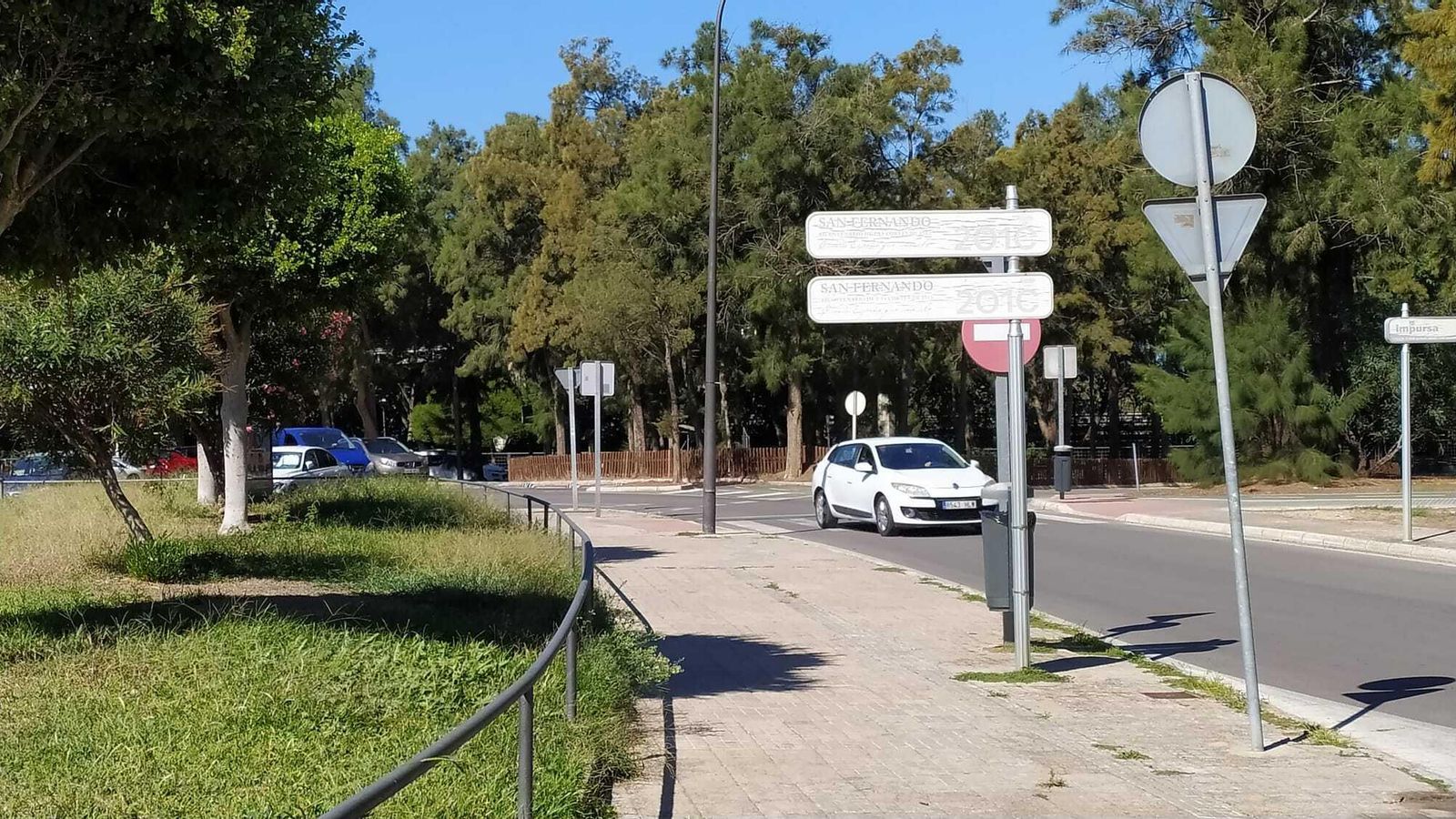 Enlace de la calle Doctor Corona con la avenida Rafael Alberti en San Fernando.