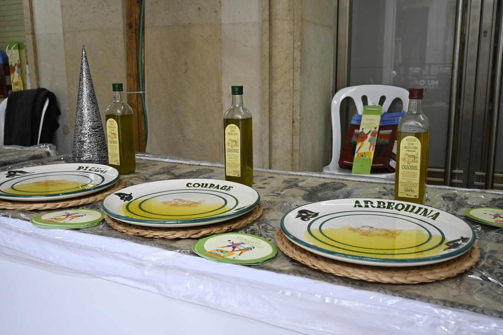 Stand de aceites en la Gran Vía de Huelva, en imágenes