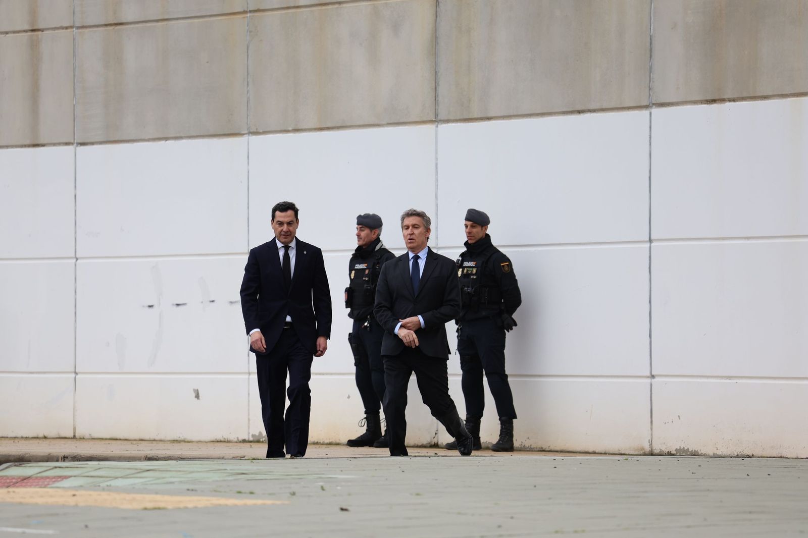 Fotografías de la llegada de Juanma Moreno, Feijóo y todas las autoridades al funeral por las víctimas de Adamuz en Huelva