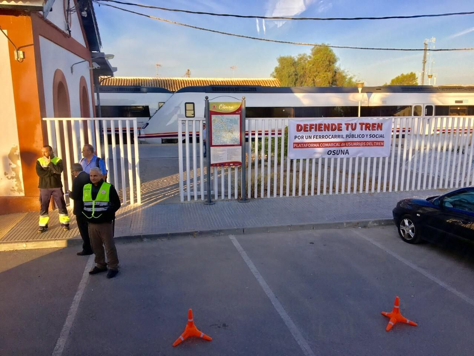 Un tren de media distancia, en la estación de Osuna.