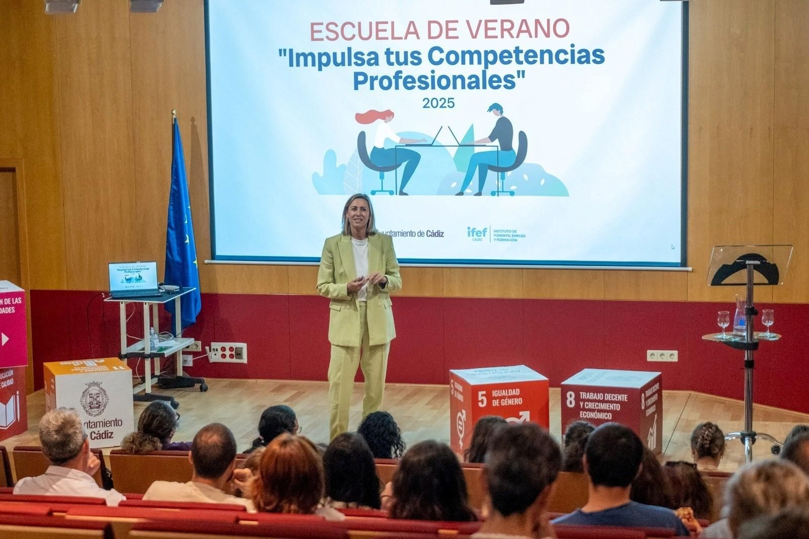 Rosario Sierra en un momento de la clausura de la Escuela de Verano, este viernes, en el IFEF.