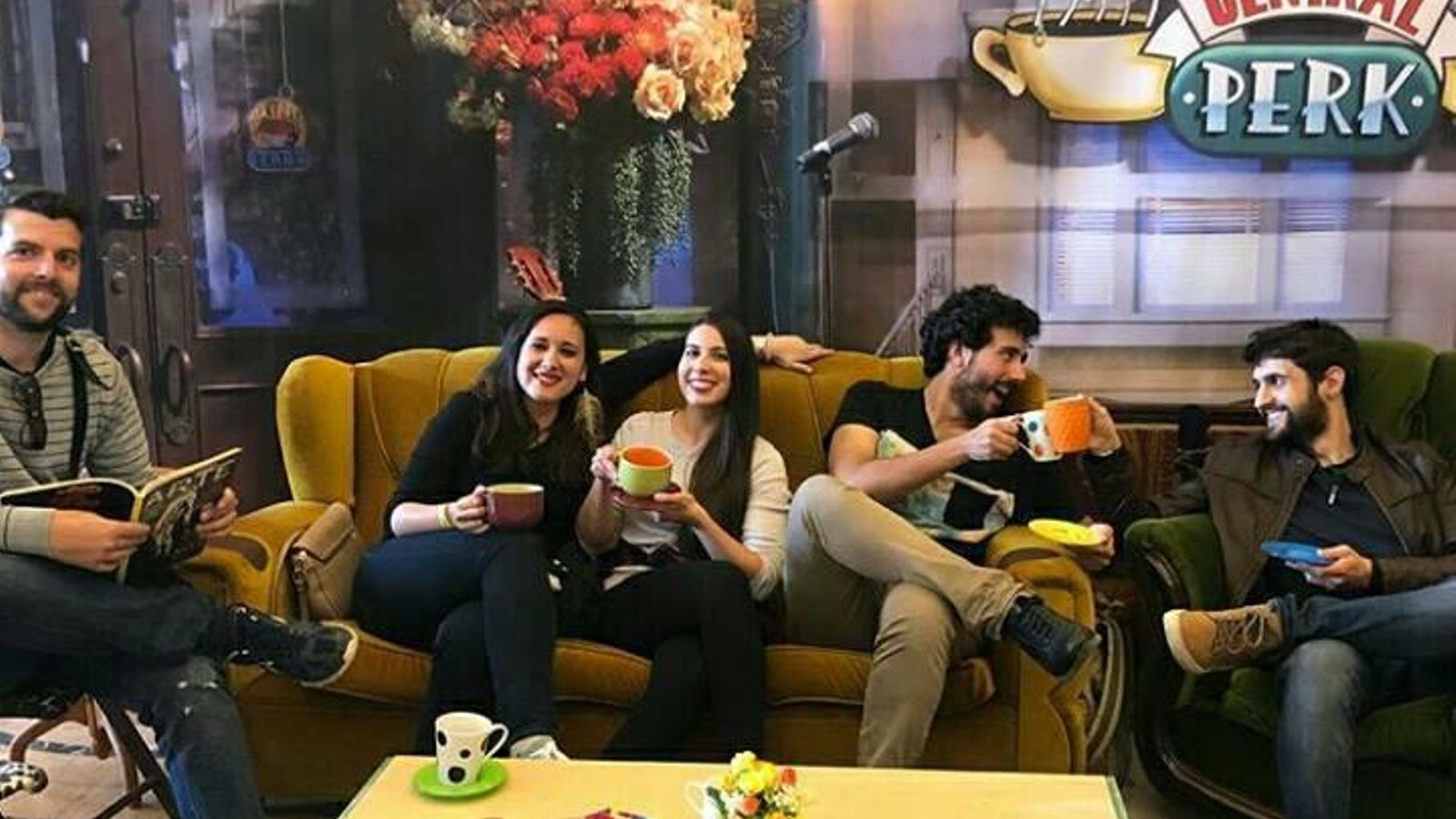 Recreación de una escena de la serie 'Friends'.