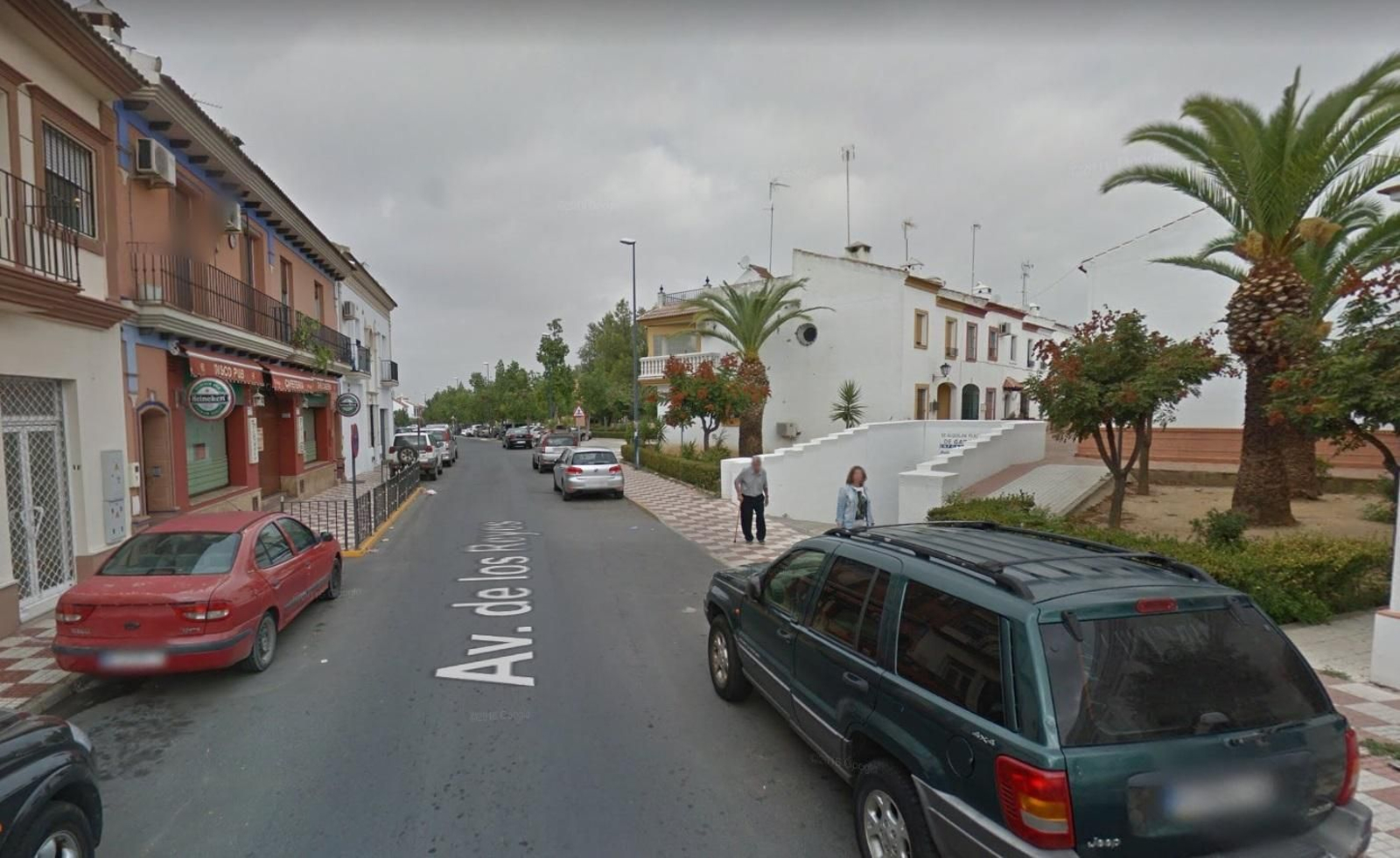 Avenida de los Reyes de Almonte donde se produjeron el asalto y los disparios