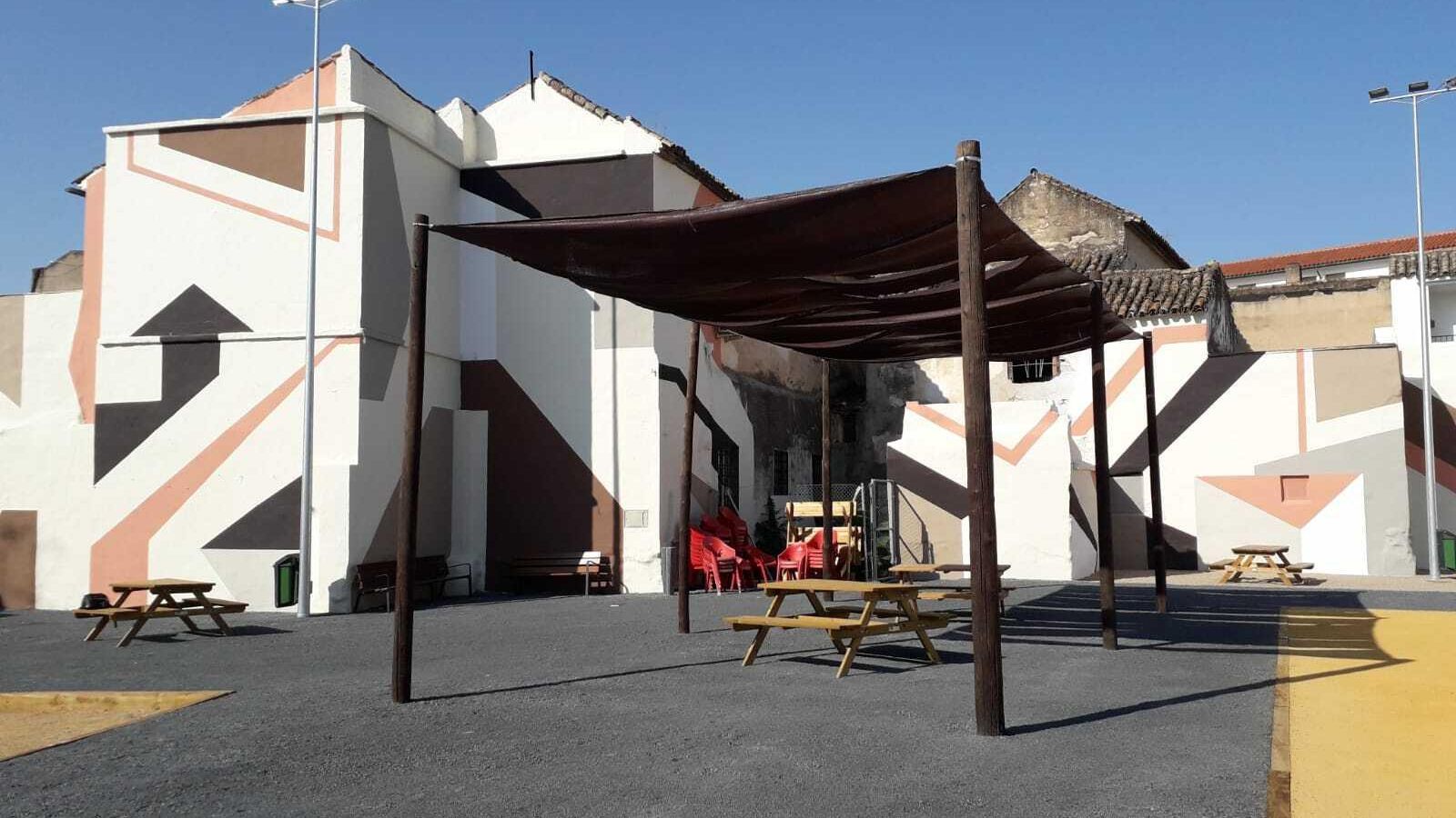 Instalación para dar sombra colocada en el solar.