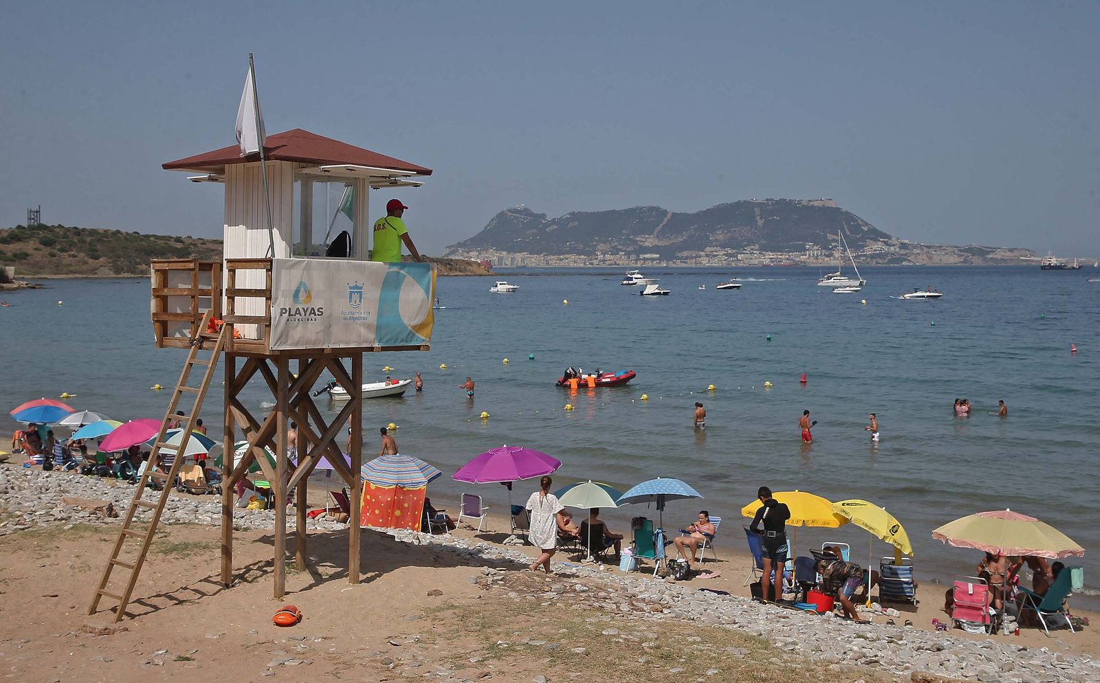 La playa de Getares abarrotada este domingo, en imágenes