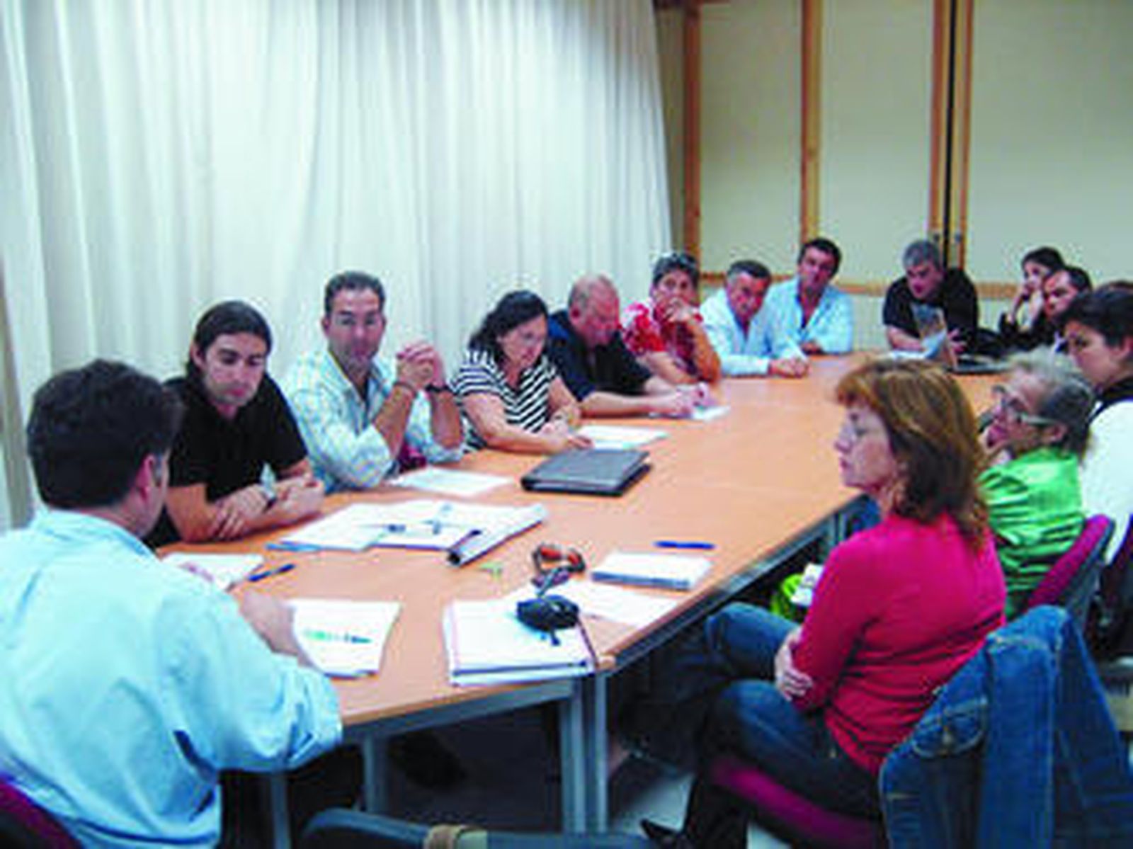 El alcalde de Vejer, Antonio Verdú (PSOE), reunido con los vecinos del núcleo rural de El Palmar.