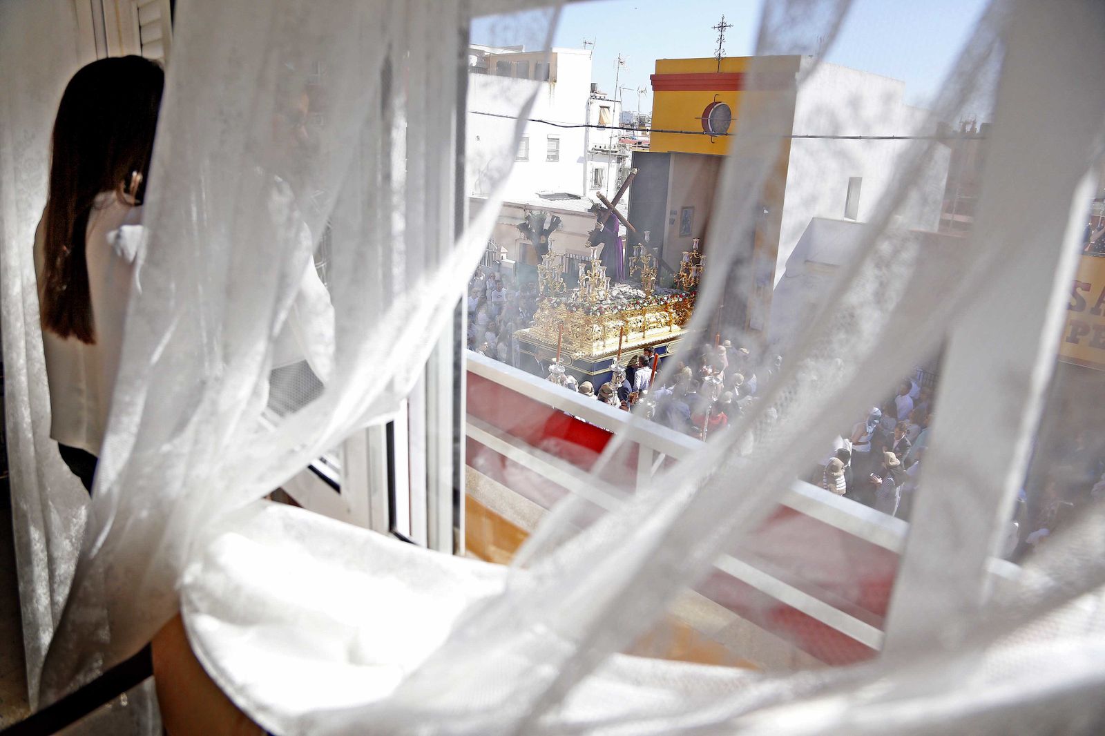 La magnífica vista desde una ventana del barrio del Pelirón de la imagen del Señor del Amparo saliendo de su capilla del Consuelo.