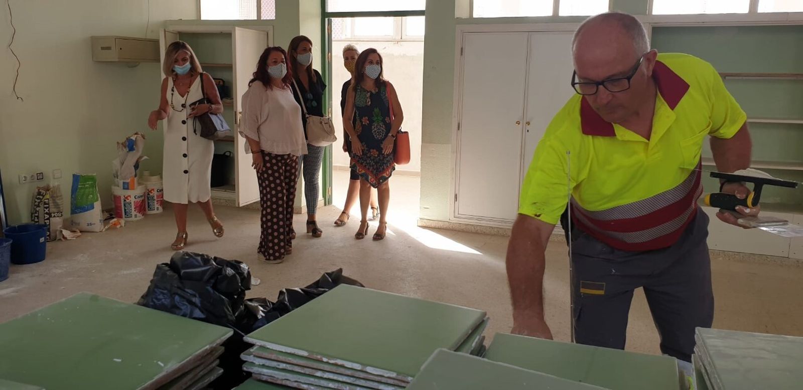 Encarnación Aguilar visita las obras que se llevan a cabo en uno de los colegios.