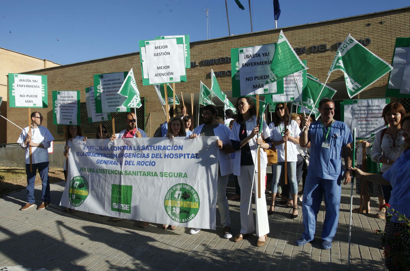 Protesta de los enfermeros  en el complejo hospitalario.