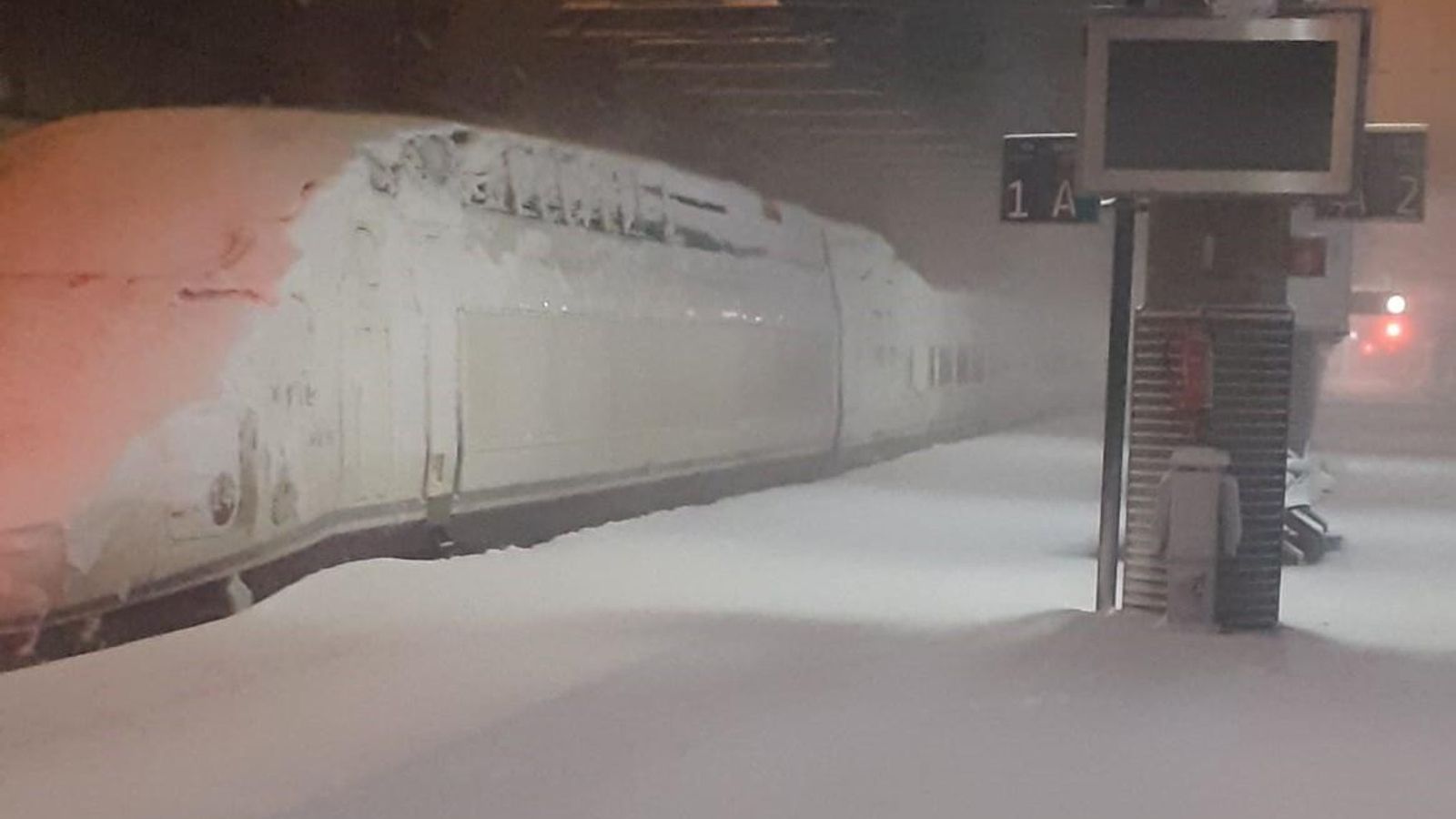 La nieve cubre por completo la estación de Atocha en Madrid.