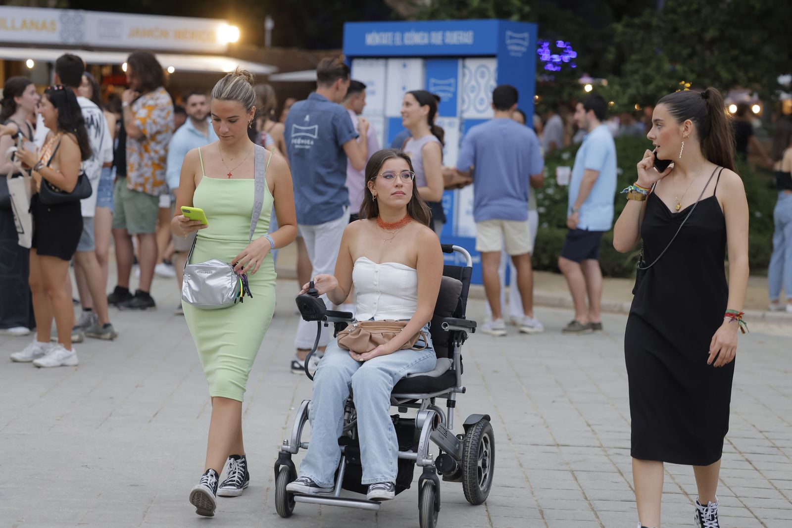 Búscate en las fotos del concierto de Bizarrap