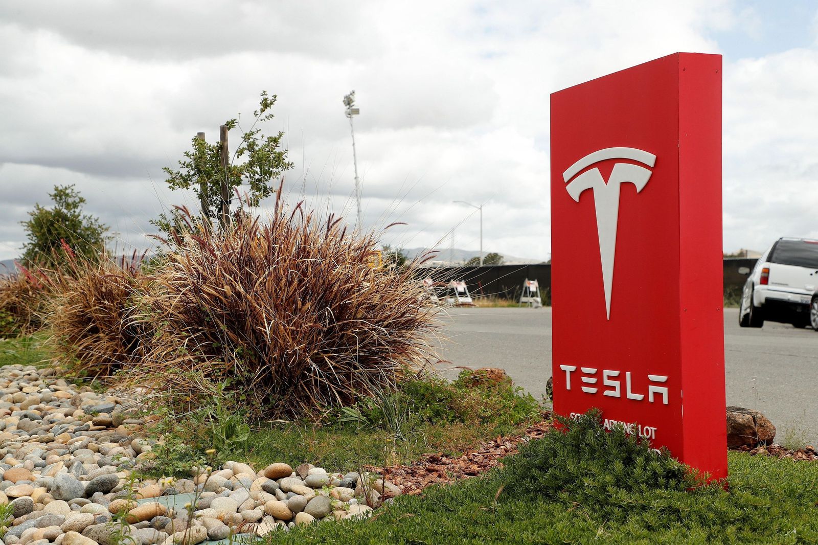 Entrada de la zona sur de la fábrica de vehículos Tesla  en Fremont, California, (EEUU).