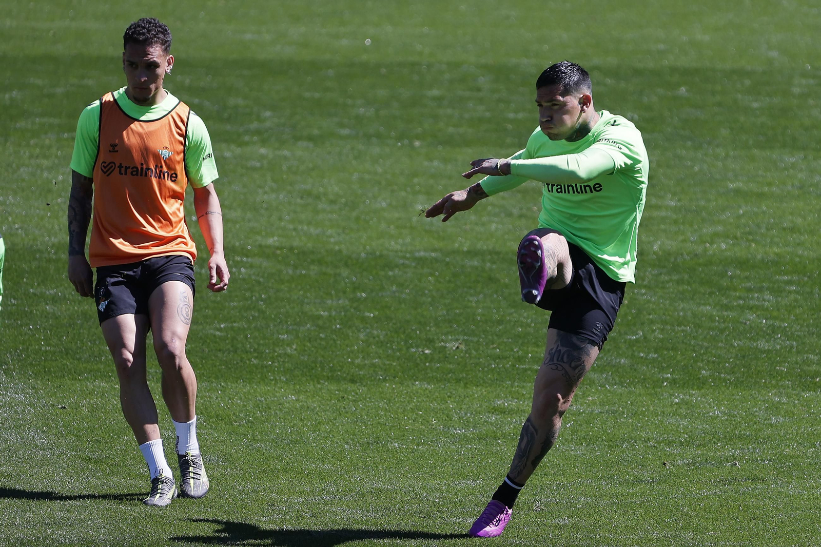 Las imágenes del gran ambiente en el entrenamiento del Betis