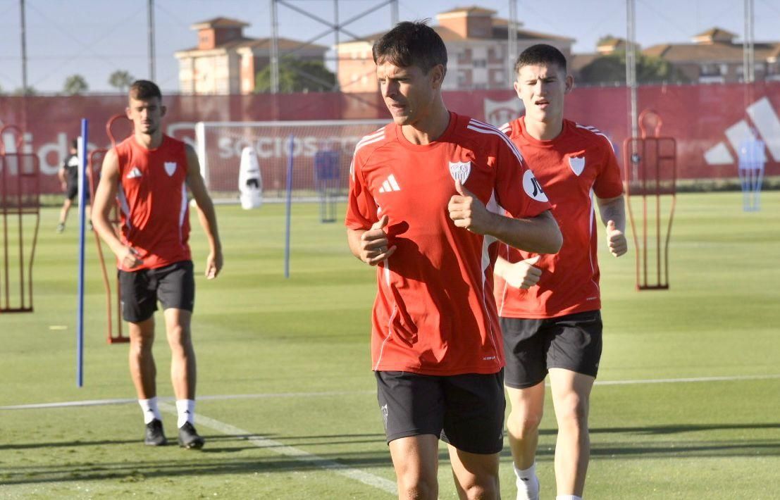 Almeyda, con un ojo puesto en Chile y otro en los lesionados del Sevilla
