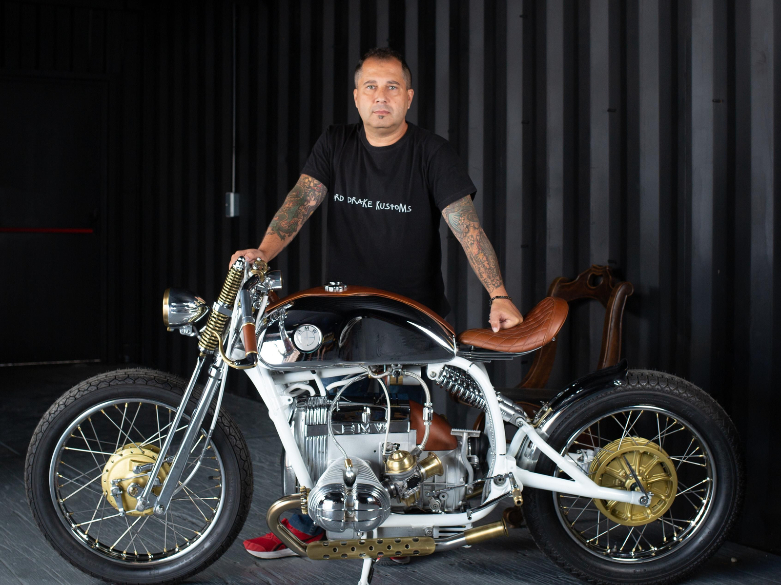 Francisco Alí Manén con una de sus motos customizadas