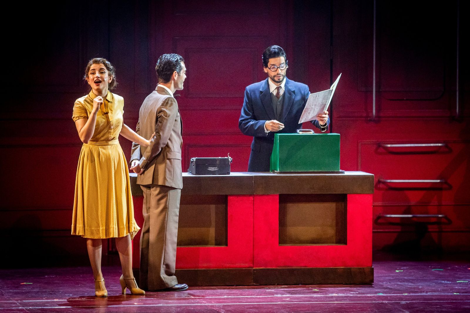 Imágenes del musical 'El tiempo entre costuras' en el Gran Teatro Falla