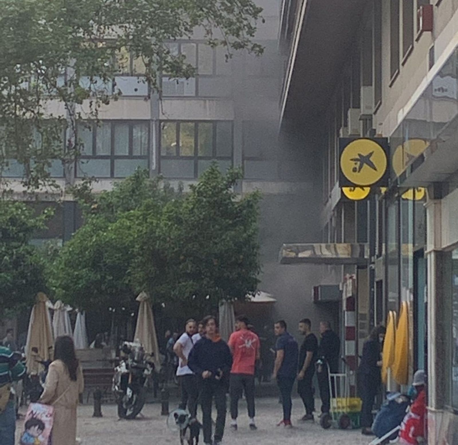 Imagen del humo saliendo del local de restauración incendiado