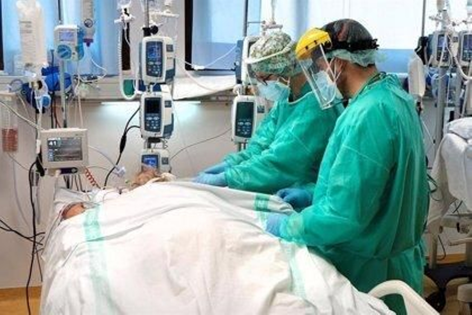 Paciente siendo atendido en la UCI