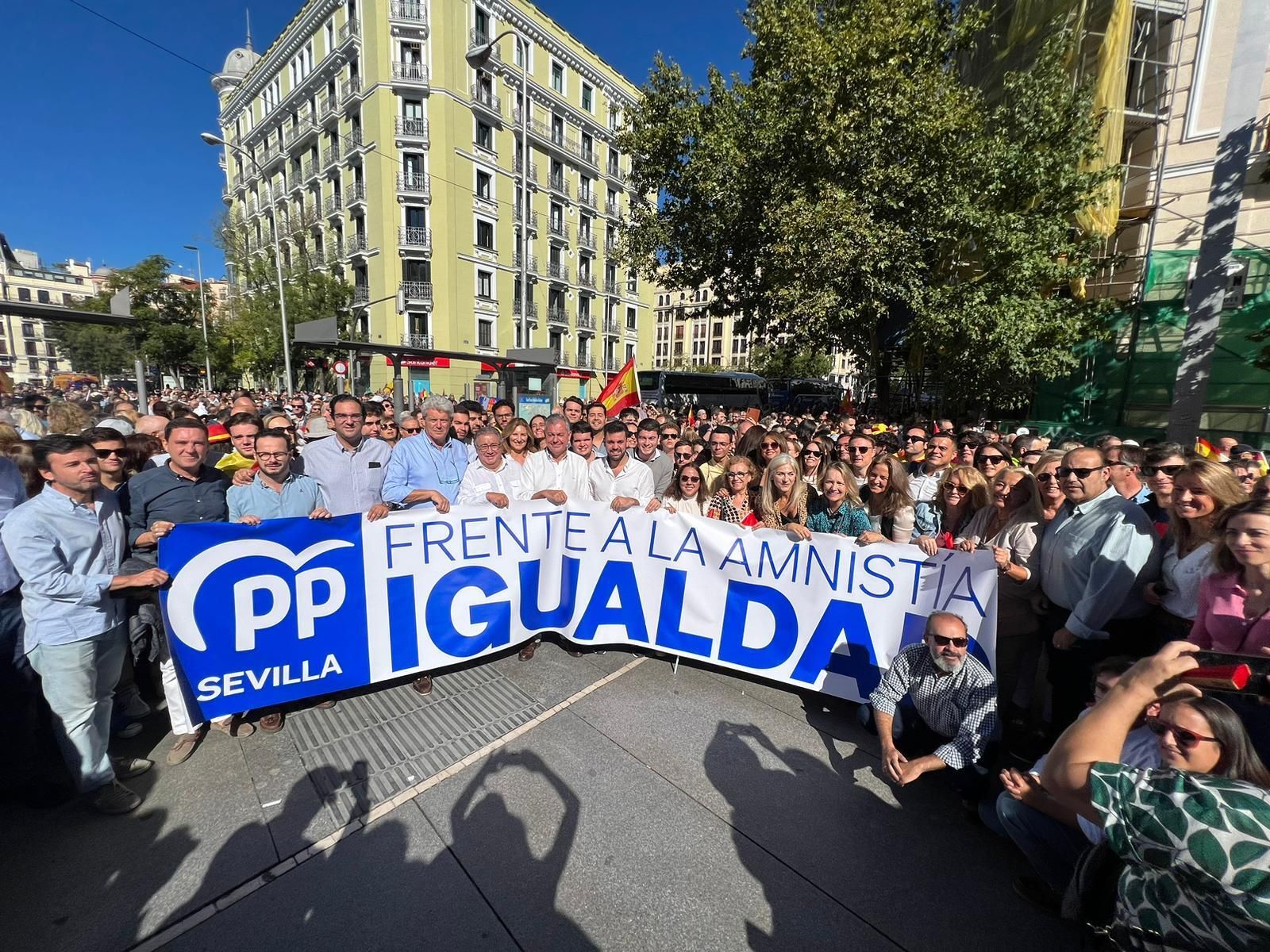 El PP moviliza a más de medio millar de sevillanos para el acto celebrado en Madrid contra la amnistía.