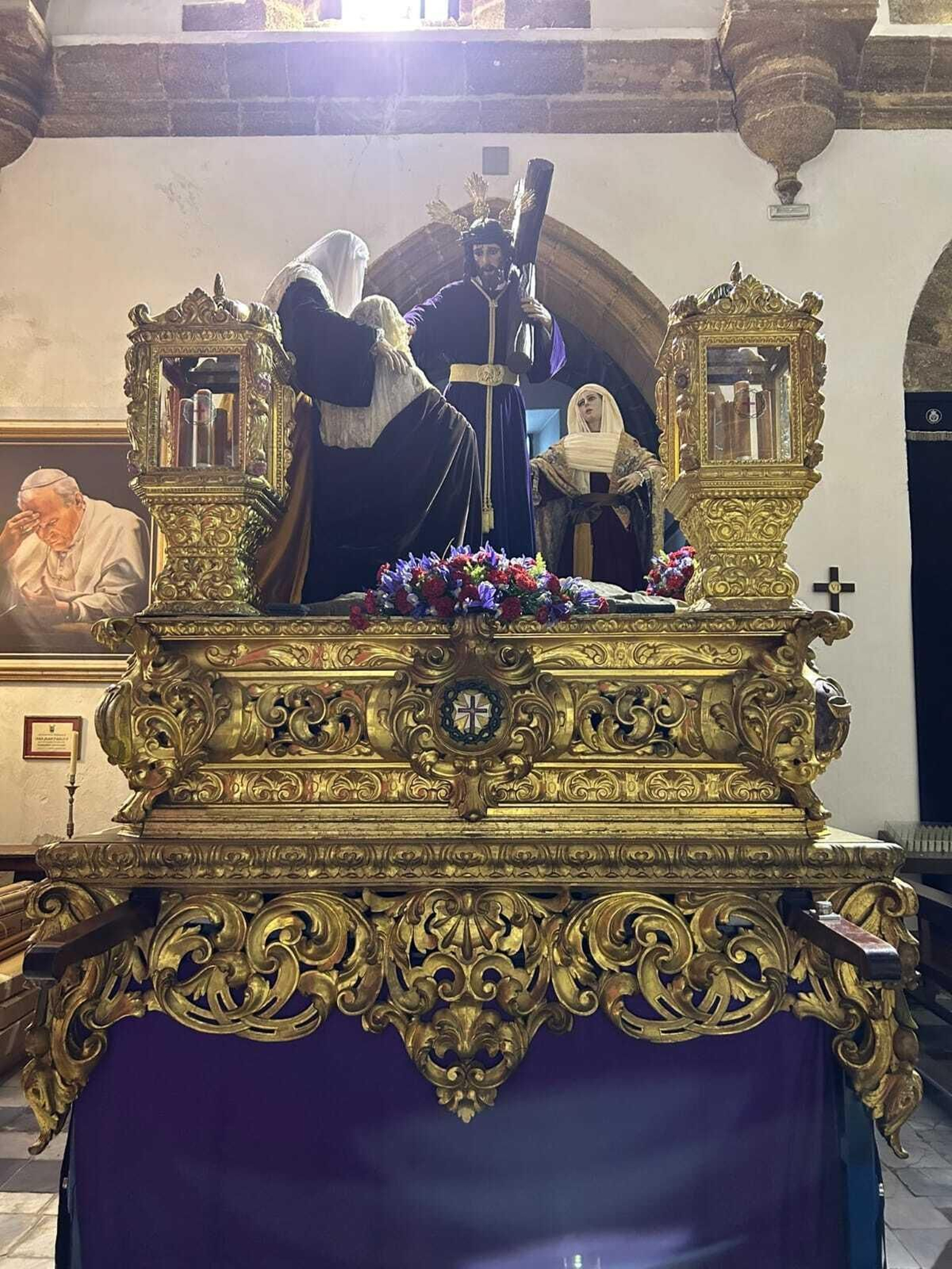 Paso de misterio de la cofradía de Sanidad en el interior de Santa Cruz. Paso de misterio de la cofradía de Sanidad en el interior de Santa Cruz.
