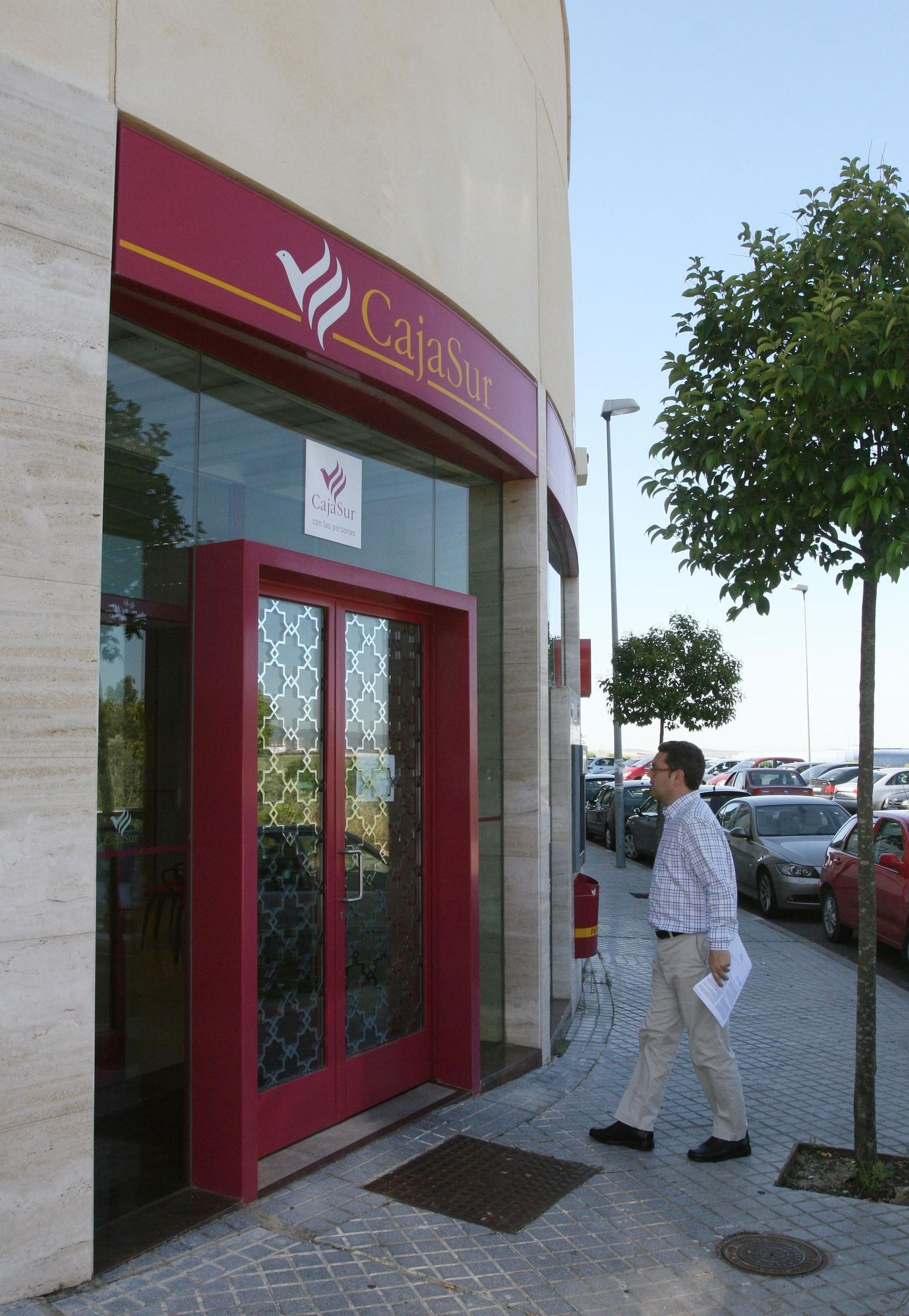 Un hombre accede a una oficina de Cajasur.