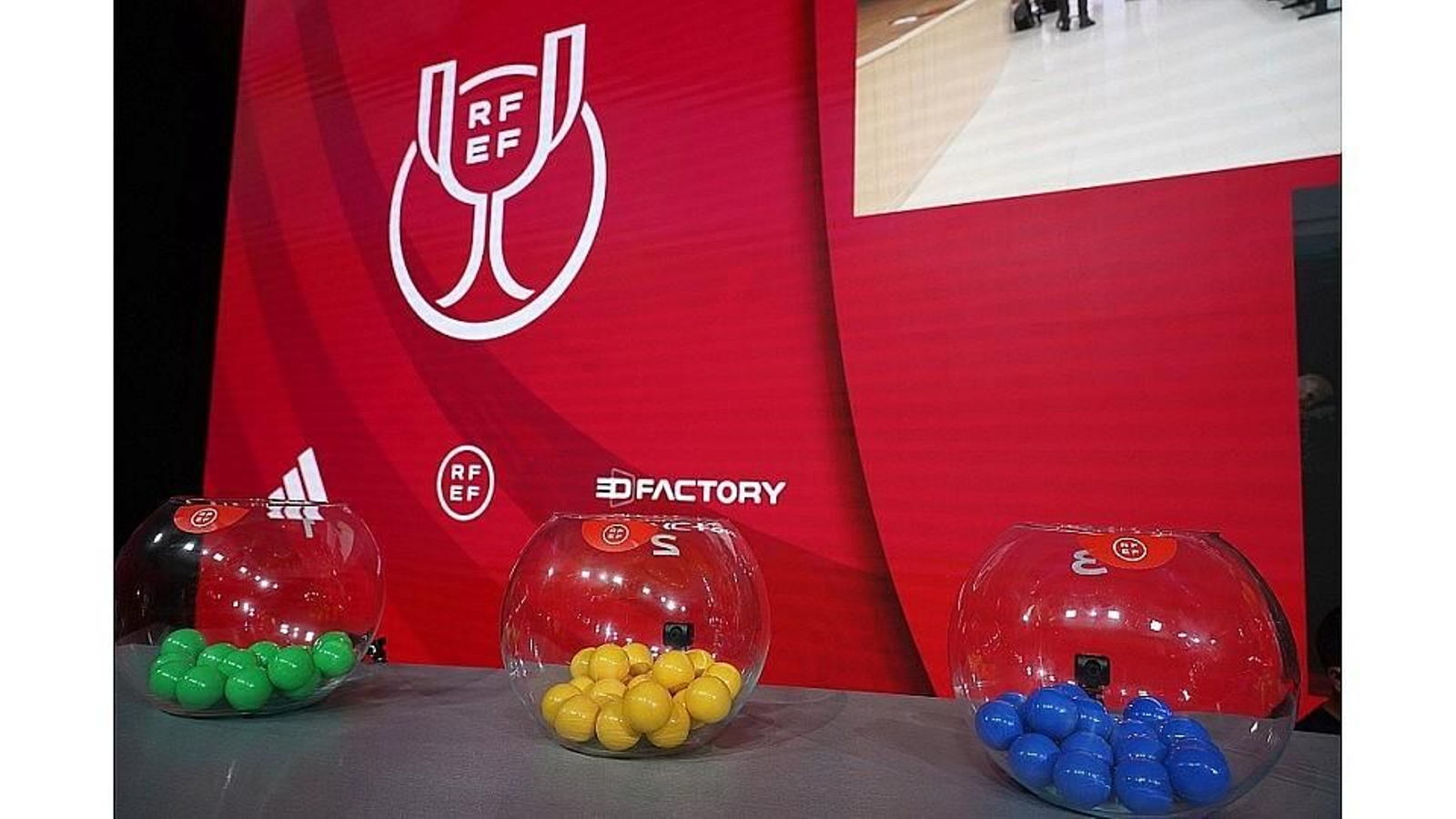 Los tres cuencos con las bolas del sorteo de dieciseisavos de final de la Copa del Rey.