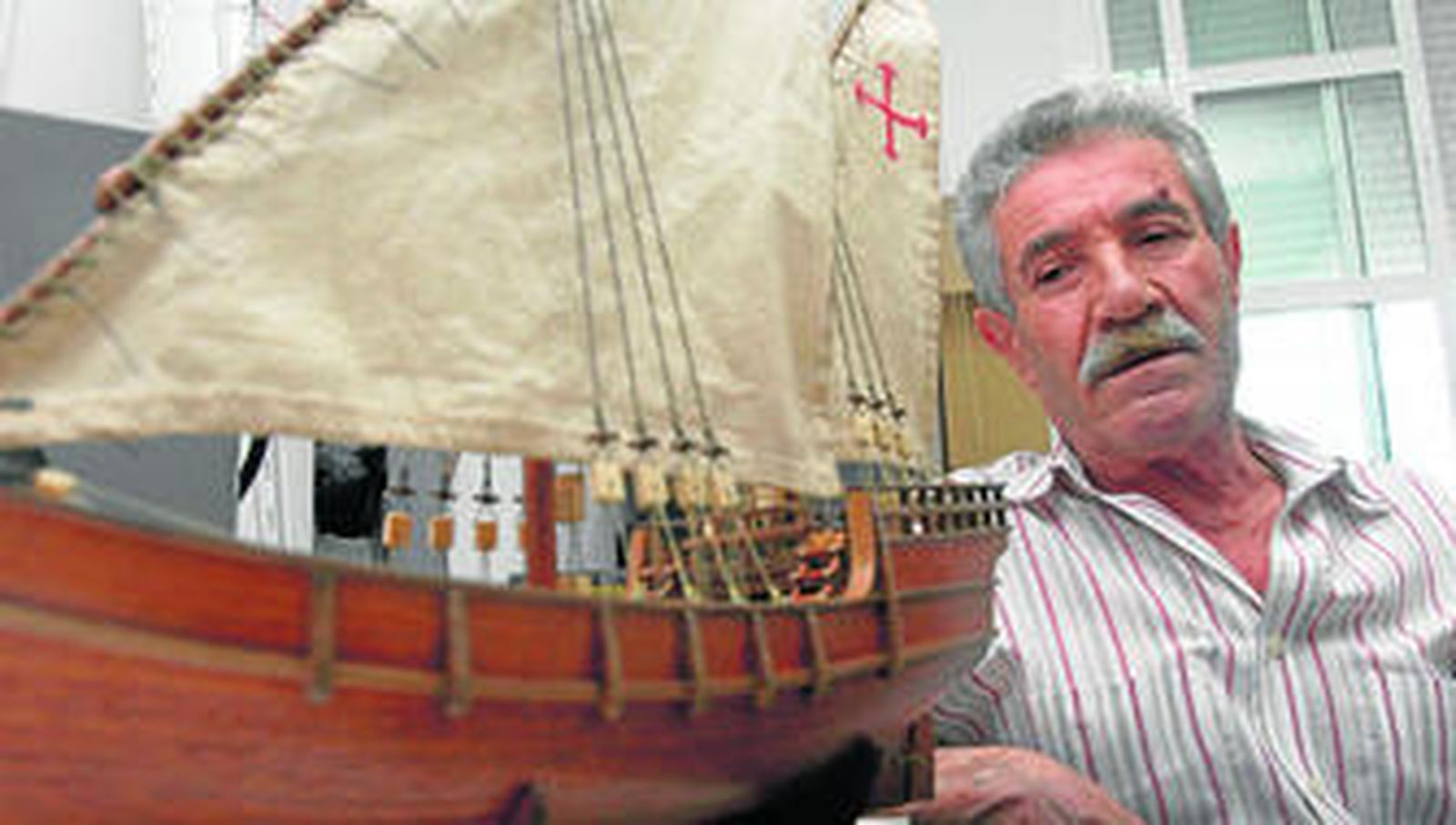 José Martín con la maqueta de La Niña y la noria a pequeña escala.