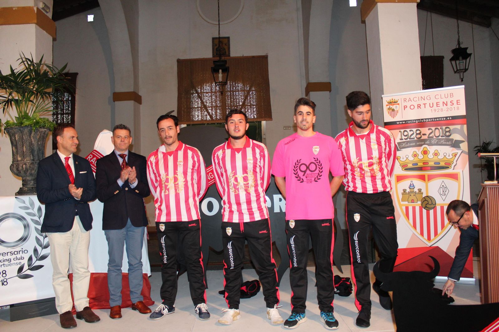 David de la Encina (i) y Jesús Manuel Sánchez Amador, posan junto a cuatro jugadores que visten la camiseta conmemorativa.