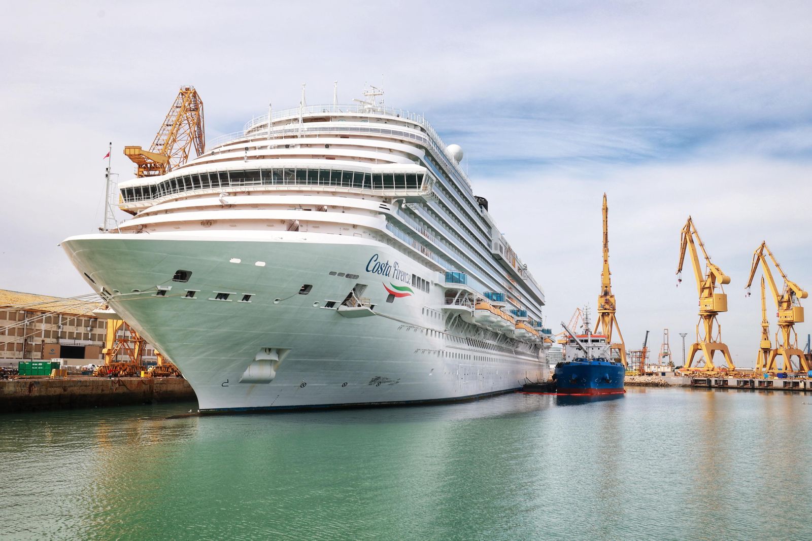 El crucero ‘Costa Firenze’, atracado en la factoría gaditana de reparaciones de Navantia.