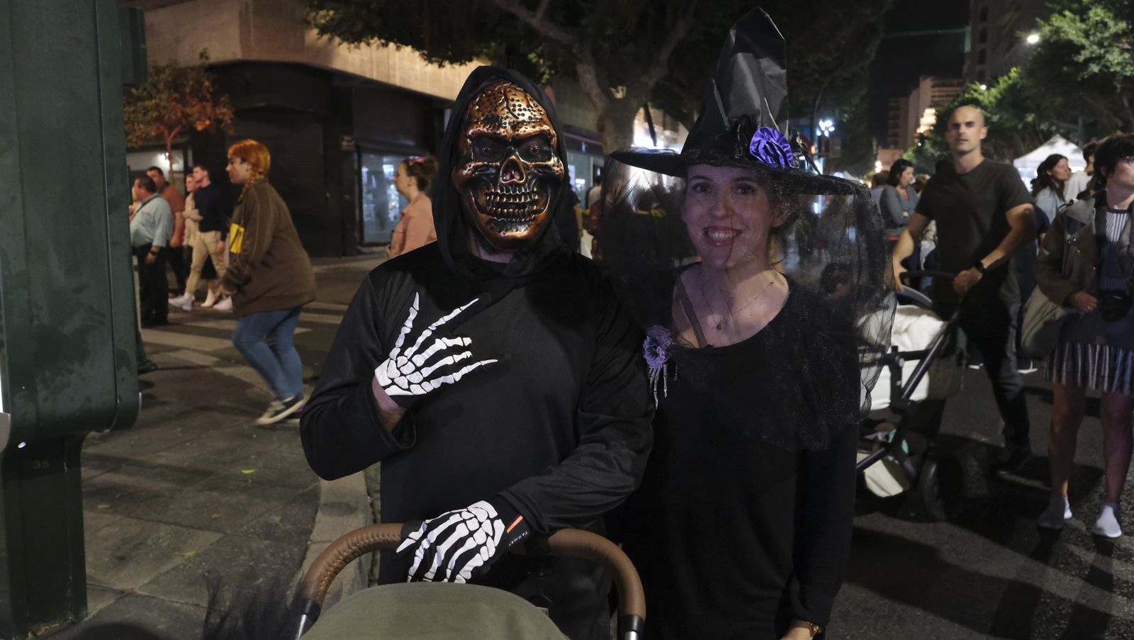 Las imágenes de la Noche en Negro en Almería, Halloween.