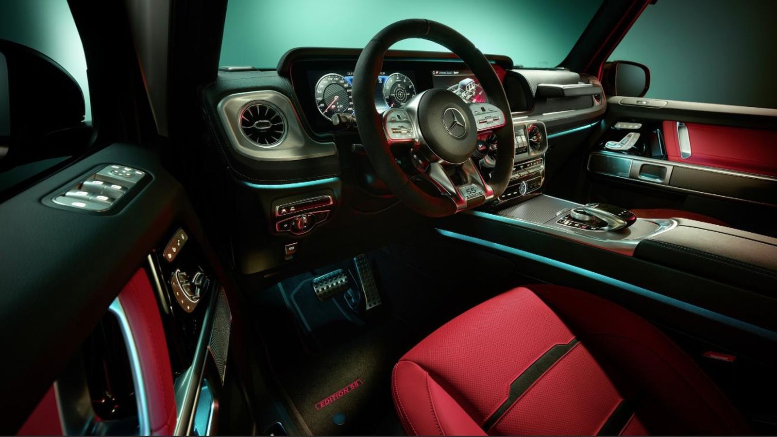 El Edition 55 tiene un interior que no pasa desapercibido por la utilización de elementos bicolores, en negro y rojo.