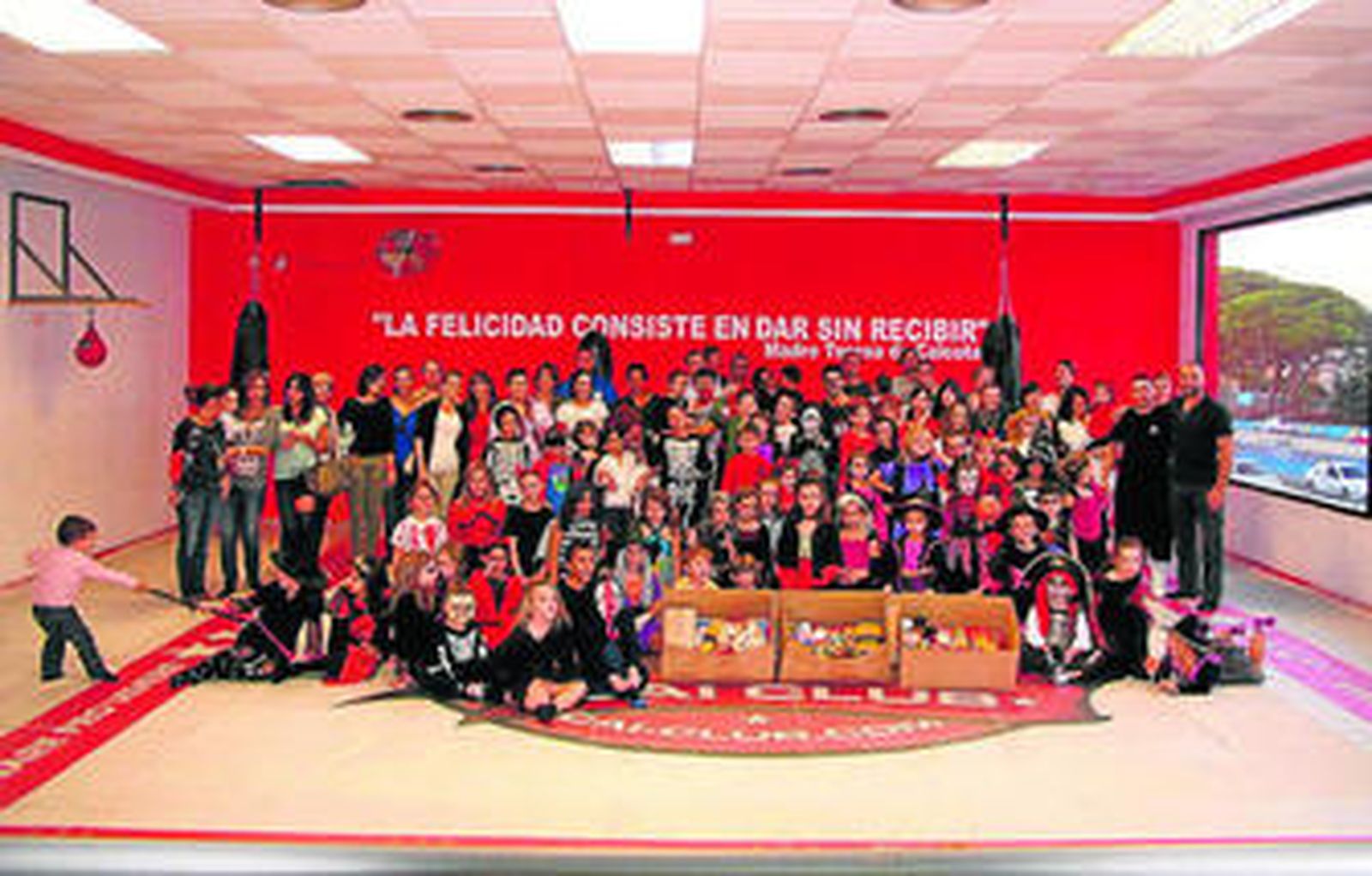 Alumnos del Cai Club y del C. D. Hongwu junto a sus familiares y profesores.
