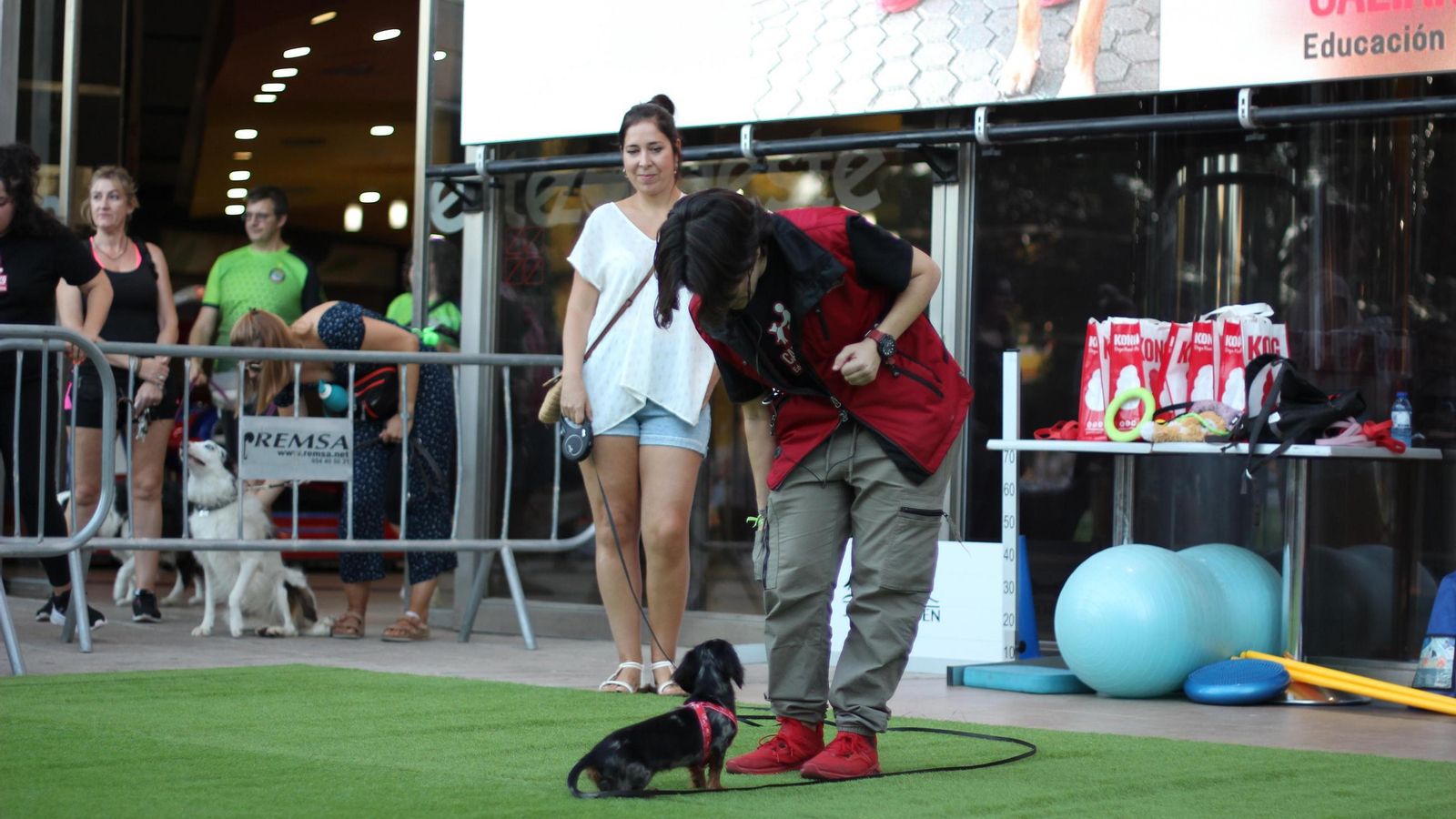 Lorena O. Caliani, organizadora del evento, junto a su perro.