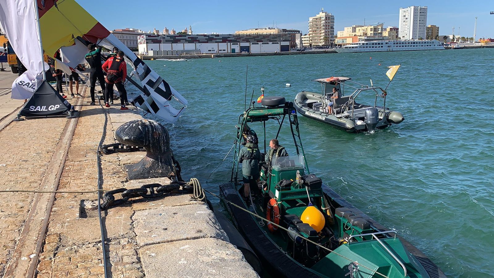 Imágenes: Buzos de la Guardia Civil sacan del mar parte de la embarcación del equipo español de SailGP