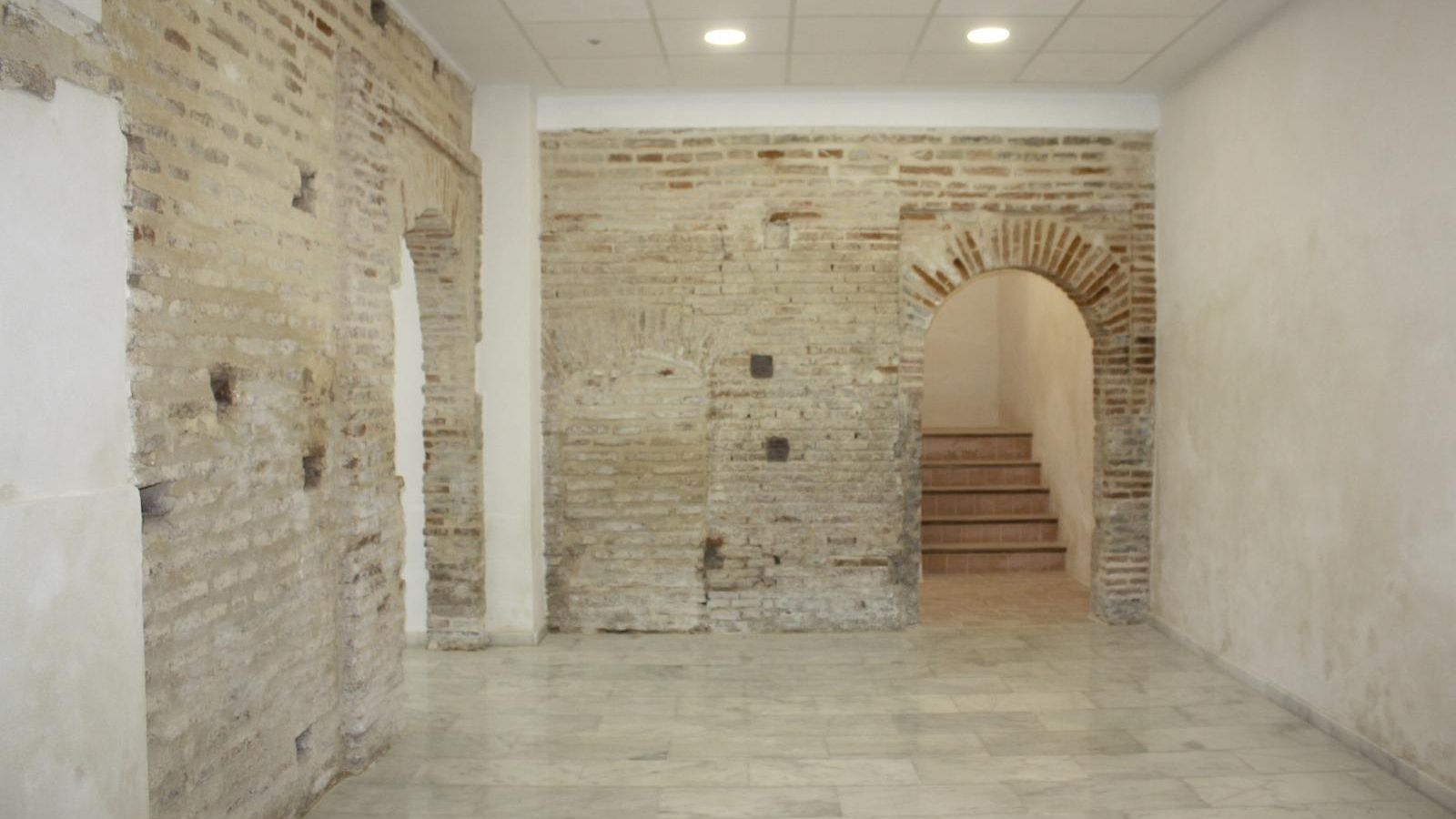 El acceso a la escalera del señorío