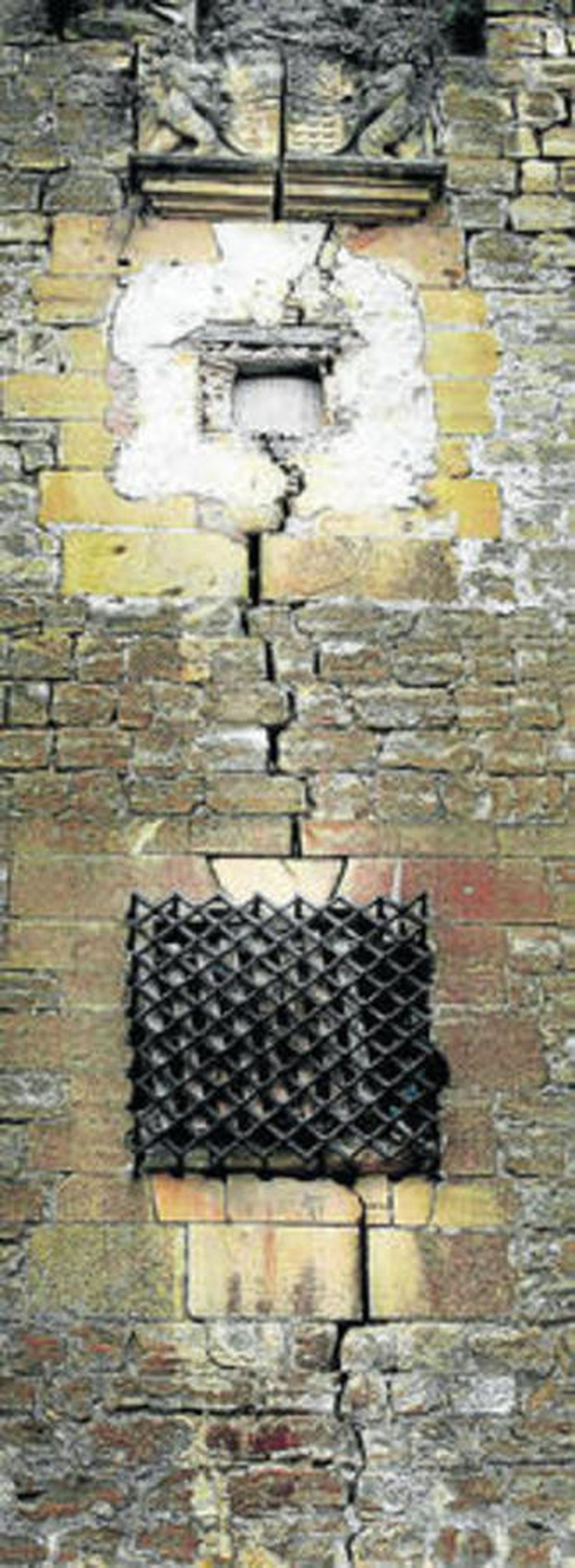 La grieta abierta por los terremotos en la torre del castillo de Sabiote.