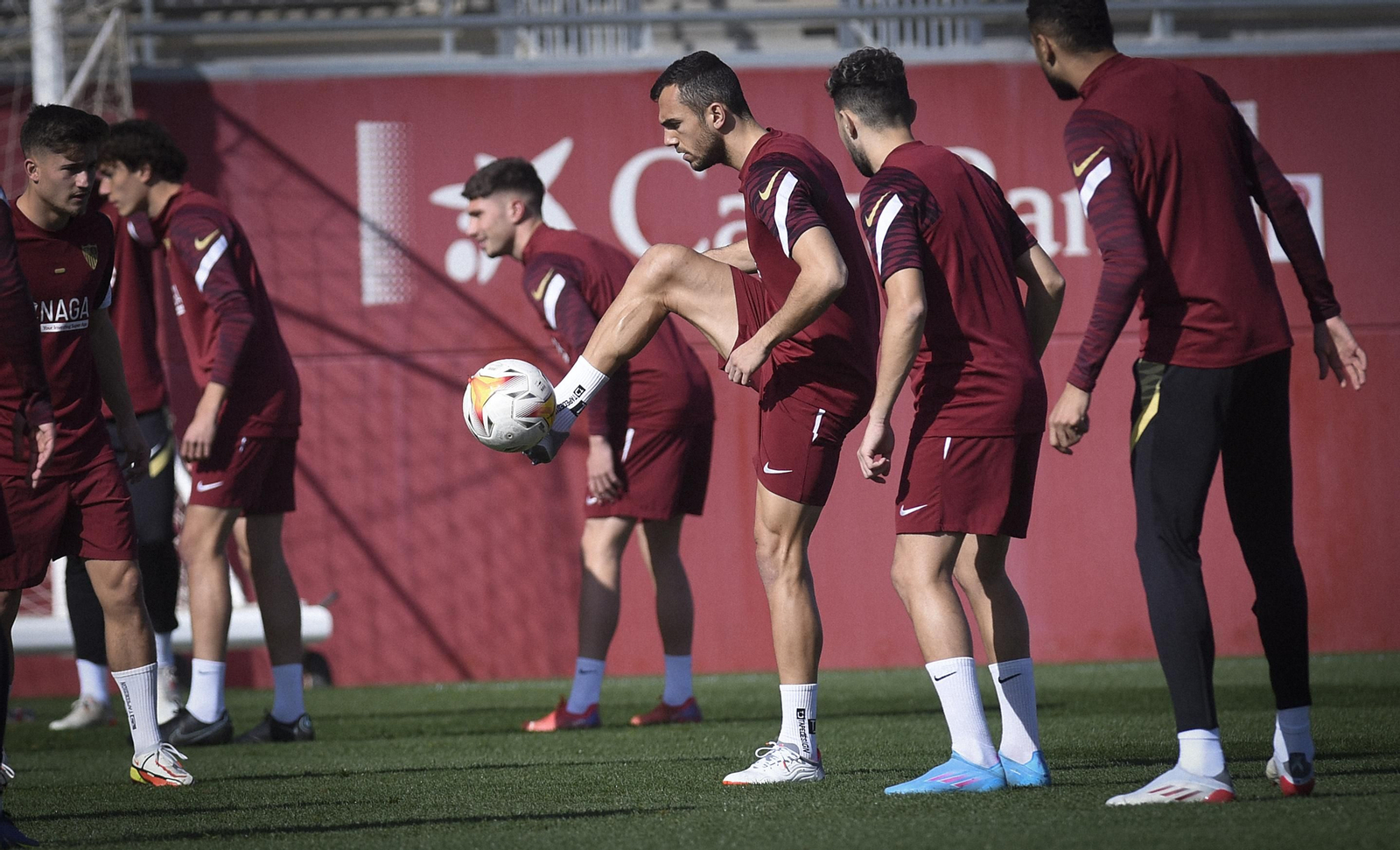 Joan Jordán controla un balón en un entrenamiento.