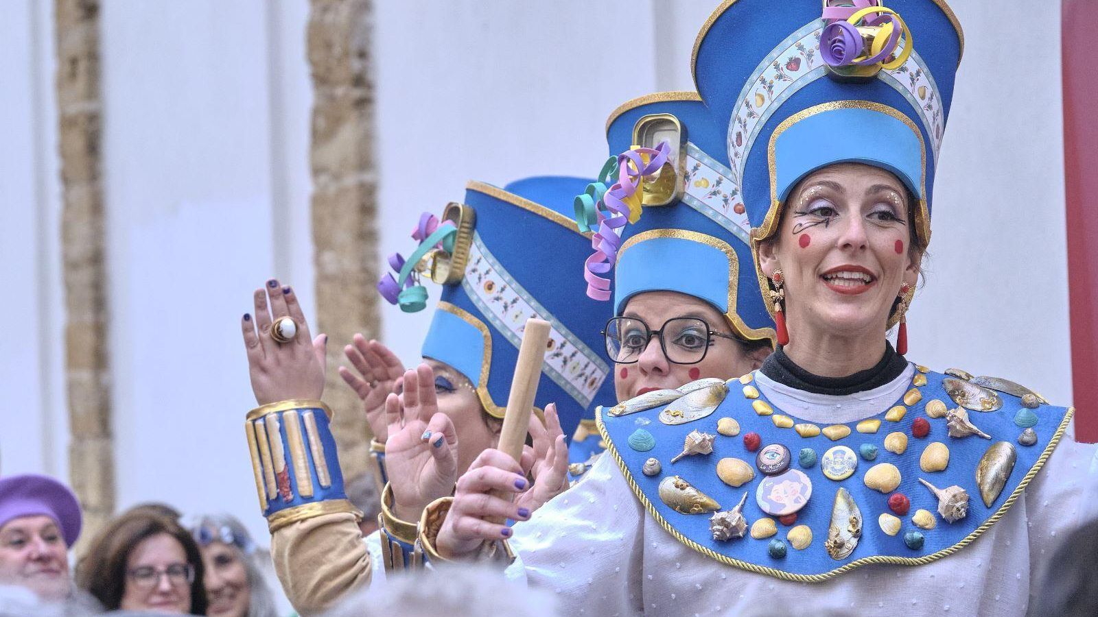 La chirigota callejera 'Las Titi de Cai', en el Carnaval Chiquito.