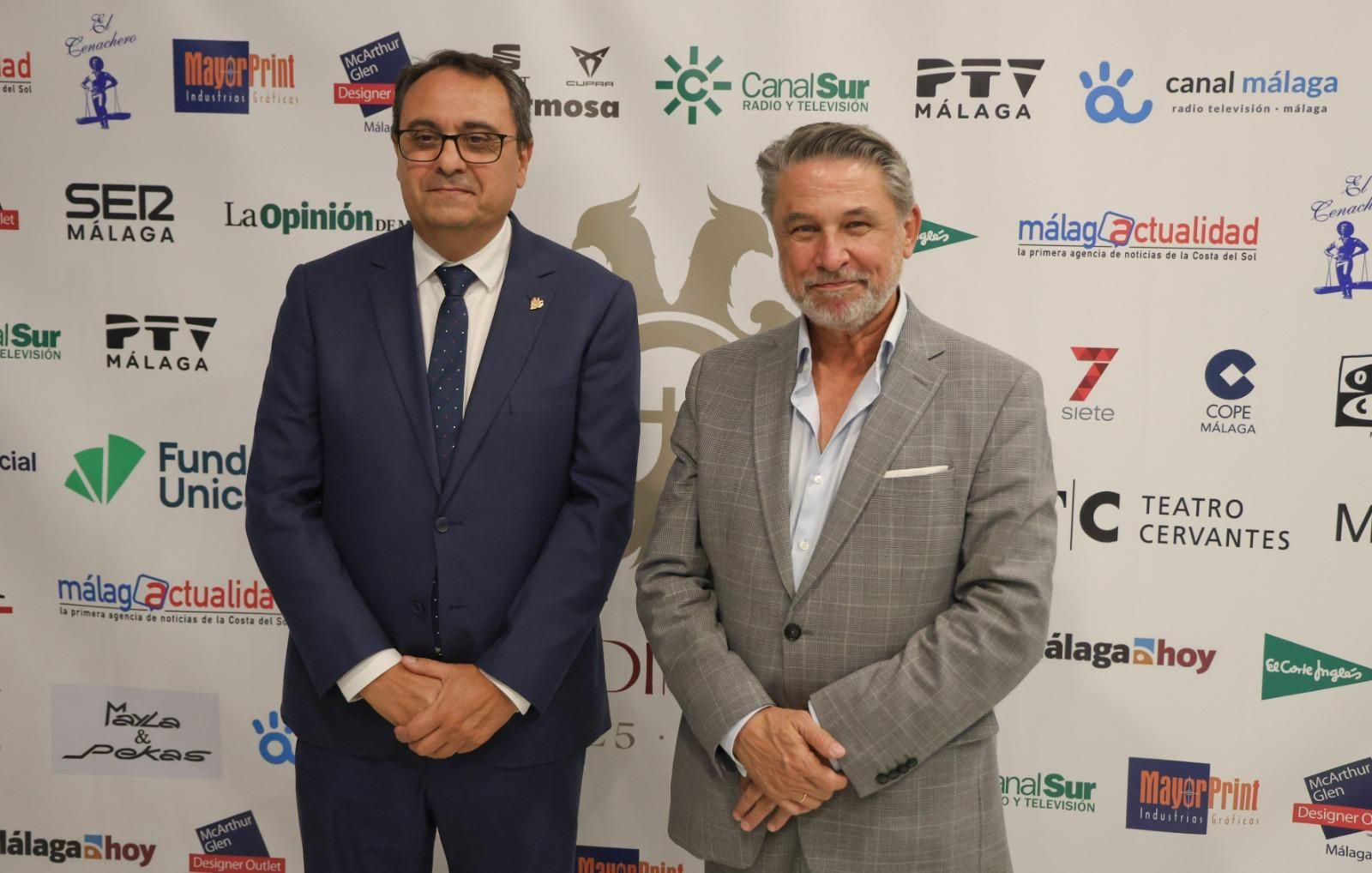 El concierto de David Barrull y la Orquesta Sinfónica de Triana en el Teatro Cervantes, en imágenes