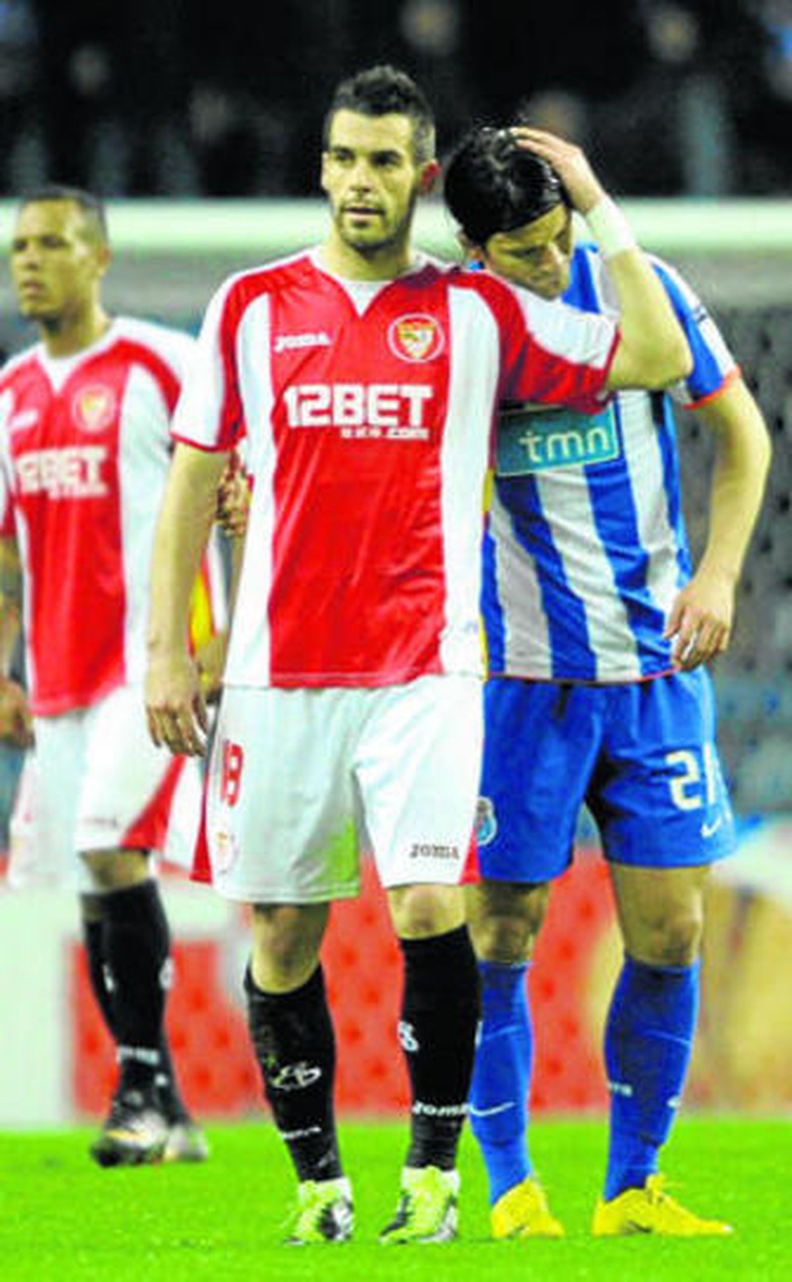 Negredo y Sapunaru se saludan al término del encuentro.