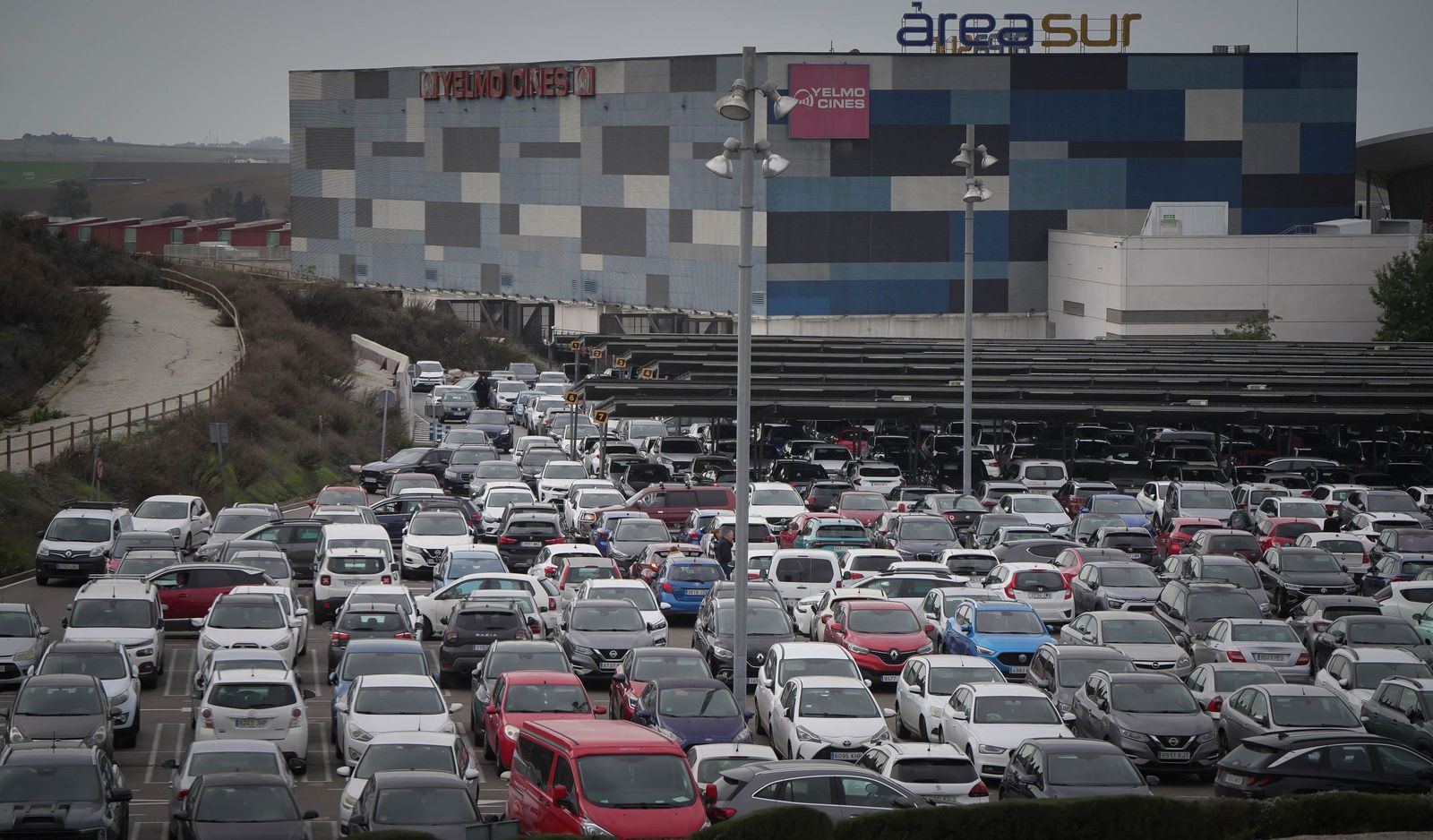 Imágenes de la gran afluencia de vehículos a los centros comerciales en Jerez