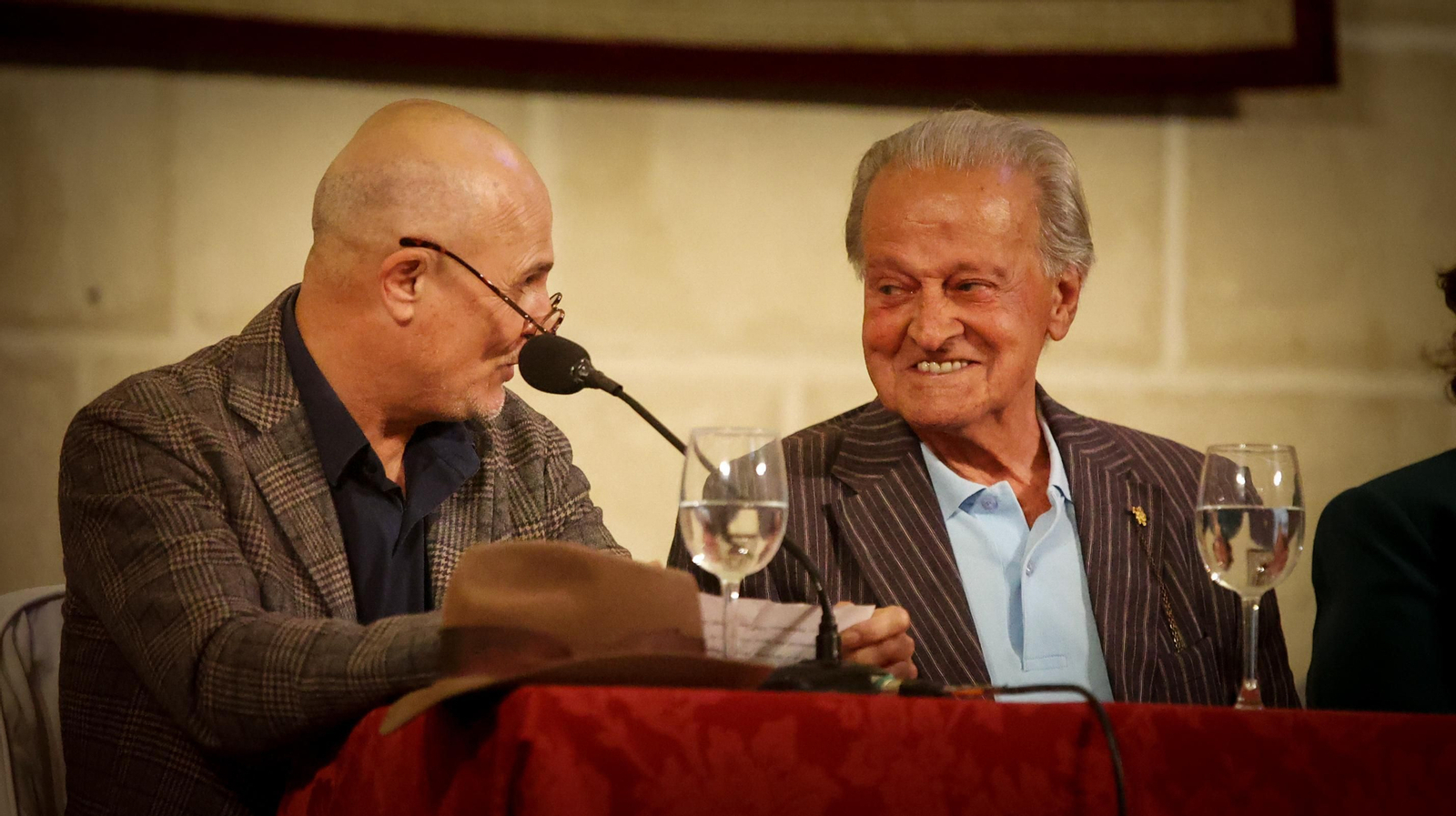 Presentación del nuevo libro de Francisco Bejarano 'Contra el Júbilo' en imágenes