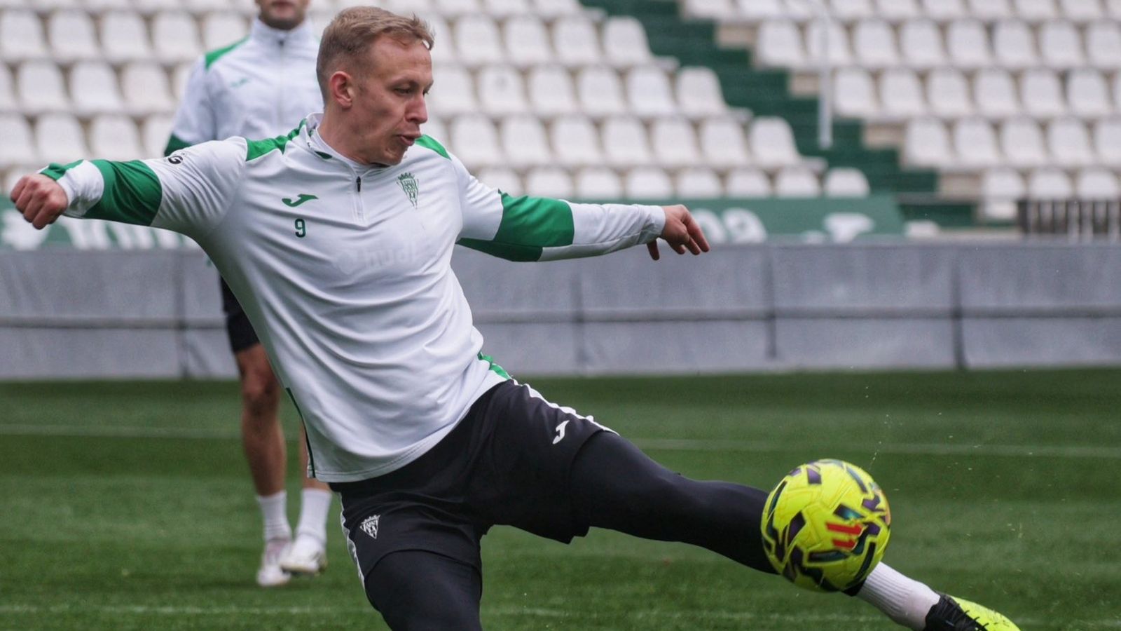 Obolskii remata el balón en un entrenamiento del Córdoba CF.