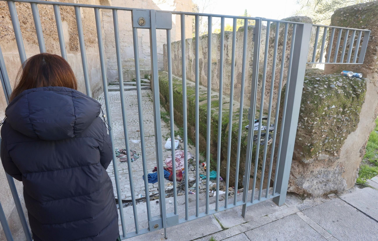 Suciedad acumulada junto a uno de los accesos a la liza.