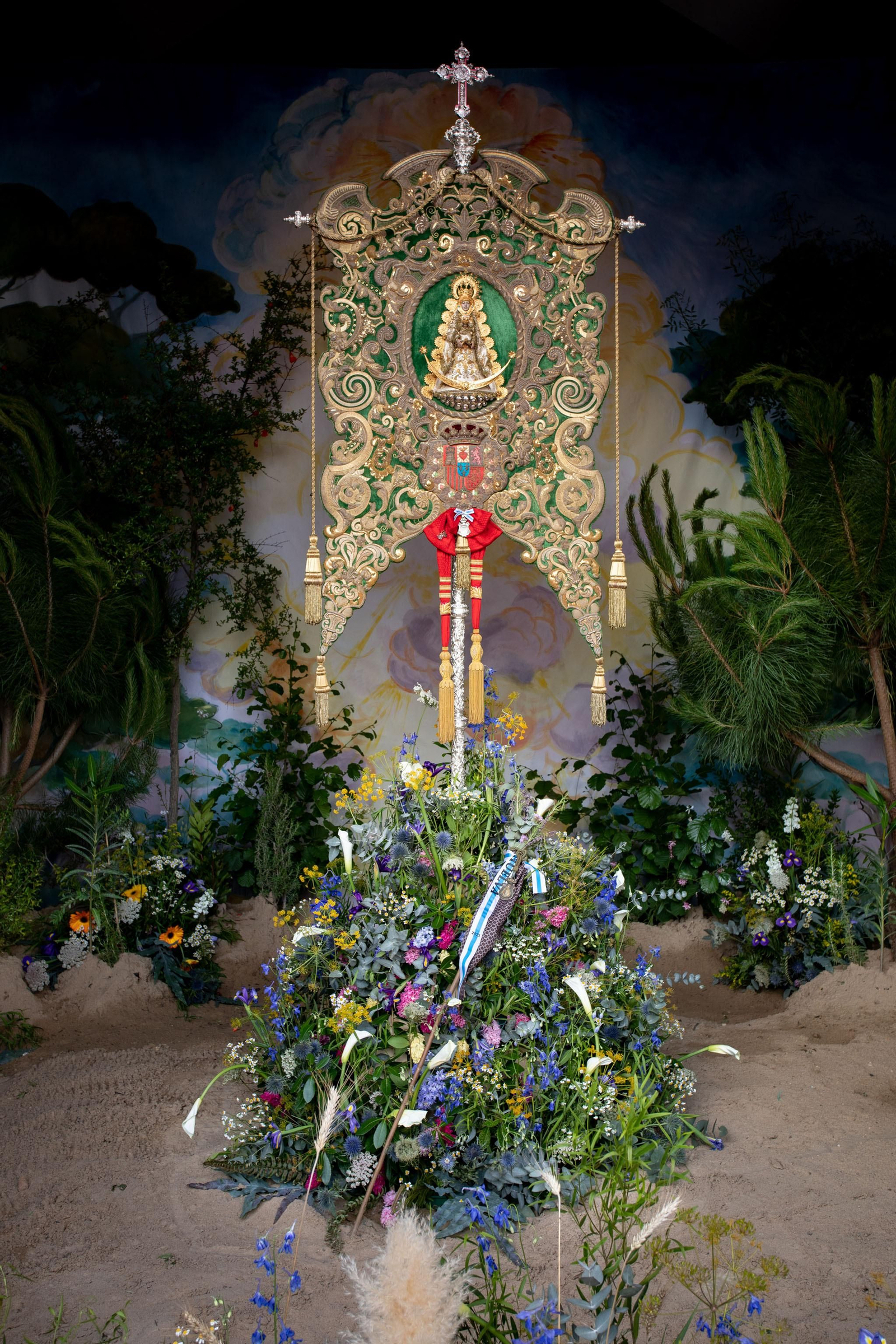 Simpecado de la Hermandad de Huelva