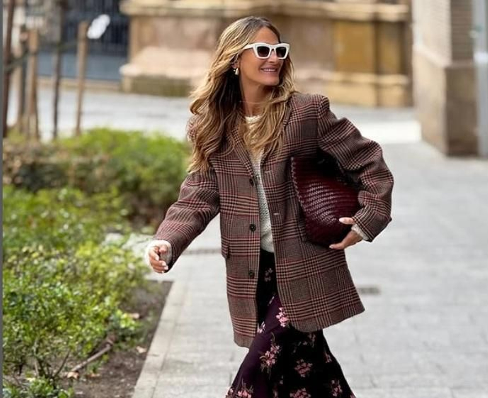 Adiós al negro, Zara tiene la blazer elegante en el color más en tendencia del otoño 2025 y no es el que esperabas.