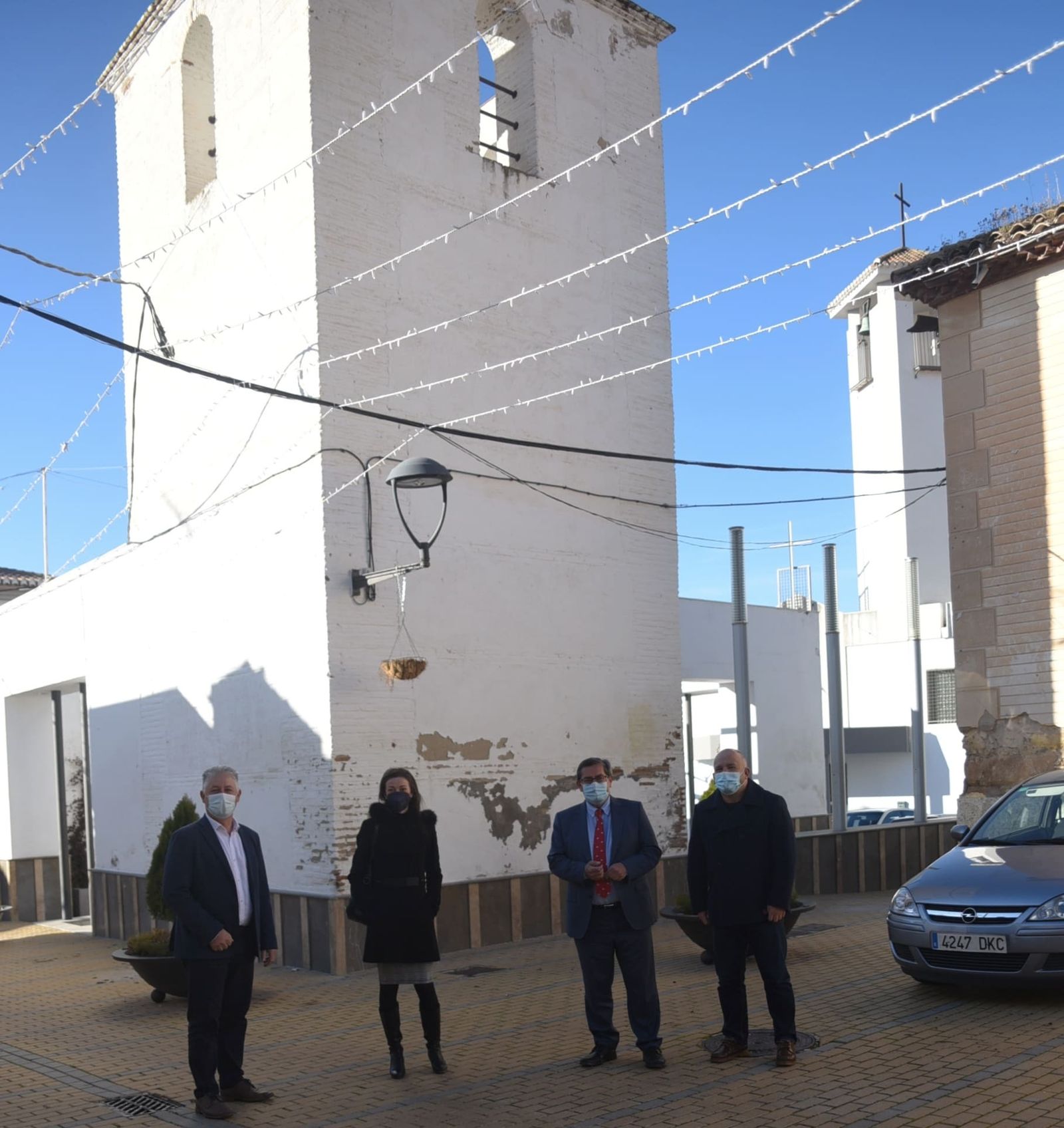 El presidente de la Diputación, José Entrena (segundo por la derecha), ante la iglesia mudéjar de Nuestra Señora del Rosario